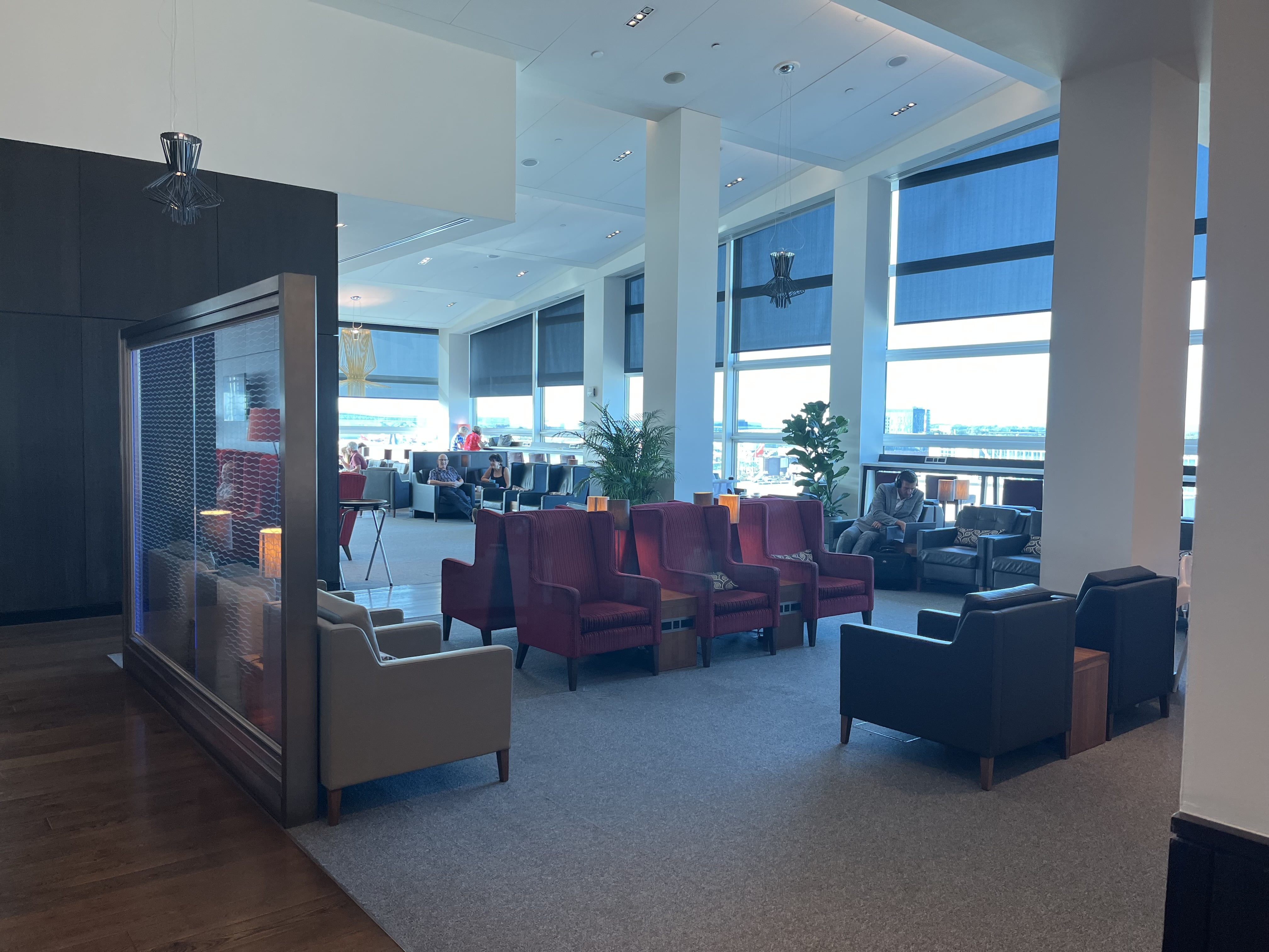 Neil Scrivener reviews the British Airways First and Business Class at Gatwick Airport's South Terminal - available to Club World and OneWorld passengers.
