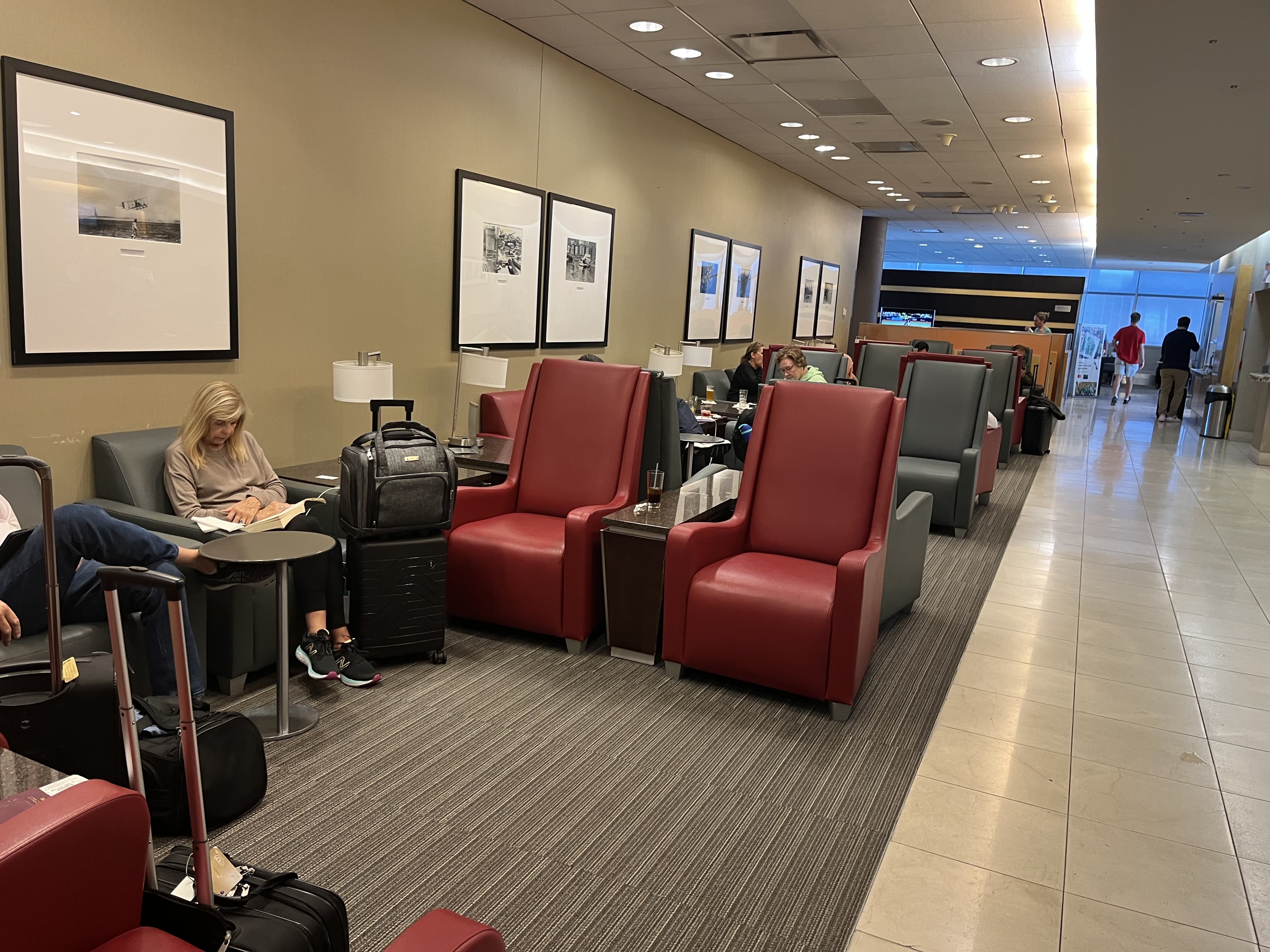 Neil Scrivener reviews the American Airlines Admirals Club JFK's Terminal 8. John F Kennedy Airport, New York - open to OneWorld members.