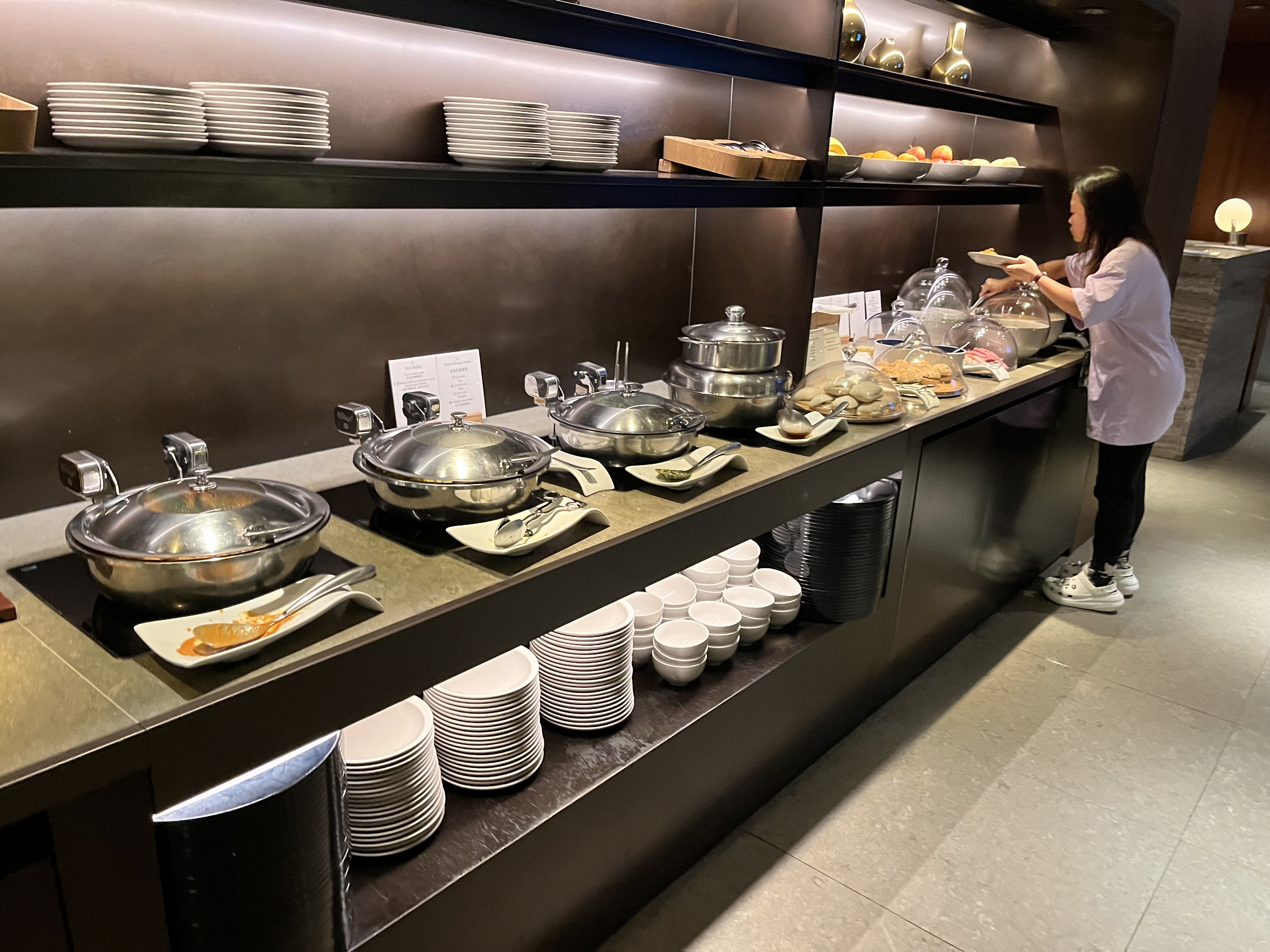 Neil Scrivener reviews Cathay Pacific's The Deck, in Hong Kong's International Airport (HKG).