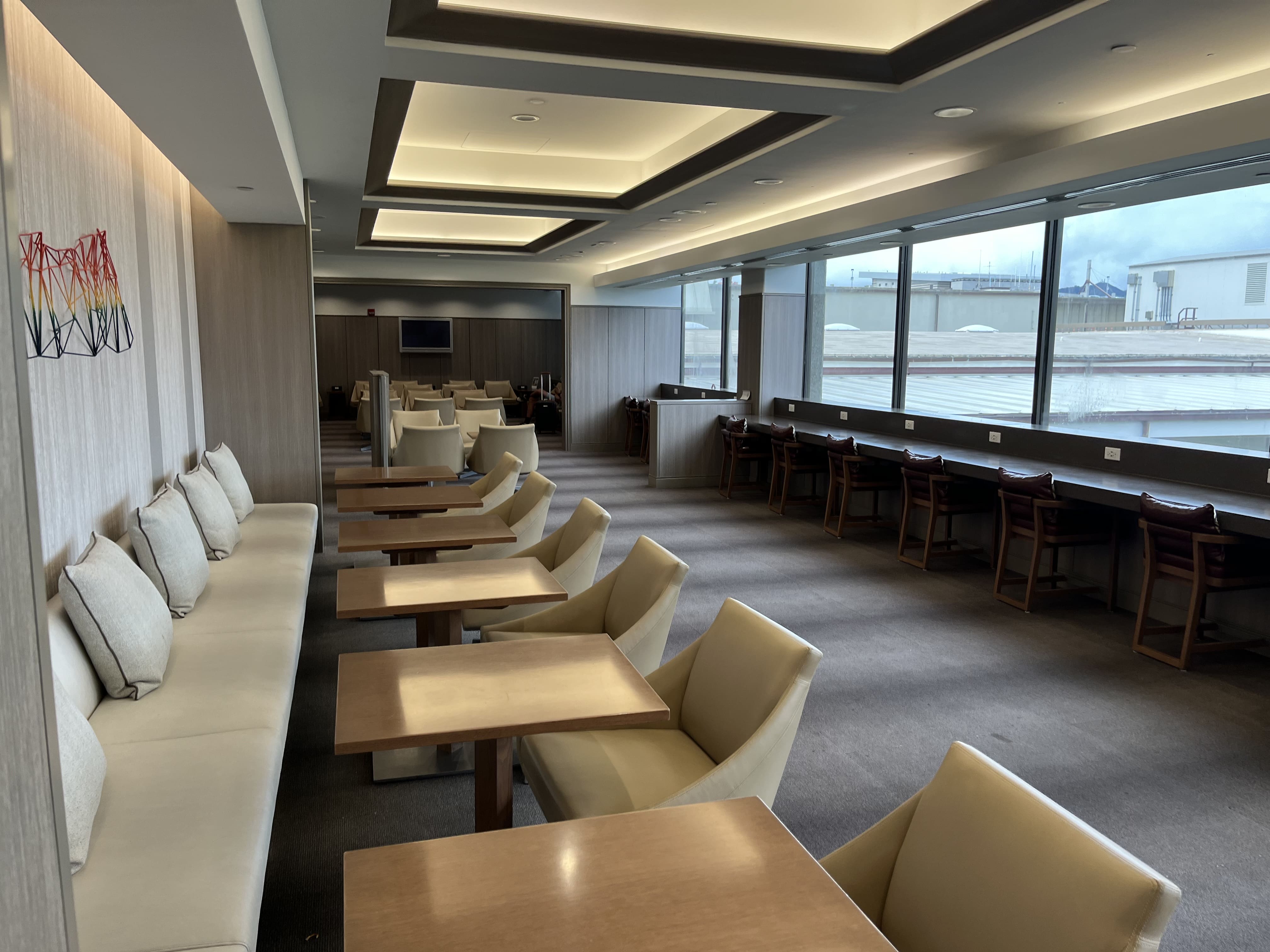 Neil Scrivener reviews the JAL (Japan Airlines) Sakura Lounge in Daniel K. Inouye International Airport (HNL).