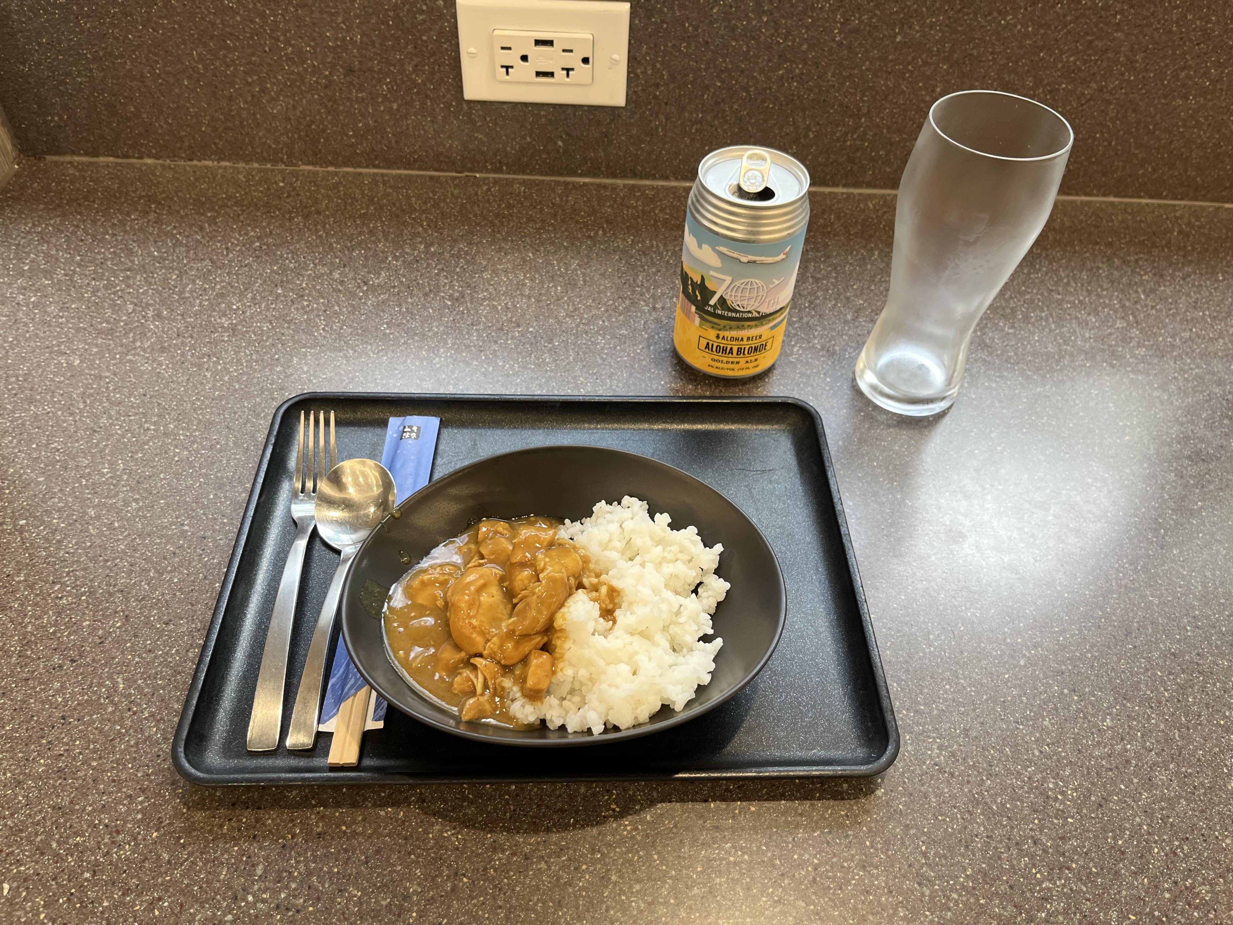 Neil Scrivener reviews the JAL (Japan Airlines) Sakura Lounge in Daniel K. Inouye International Airport (HNL).