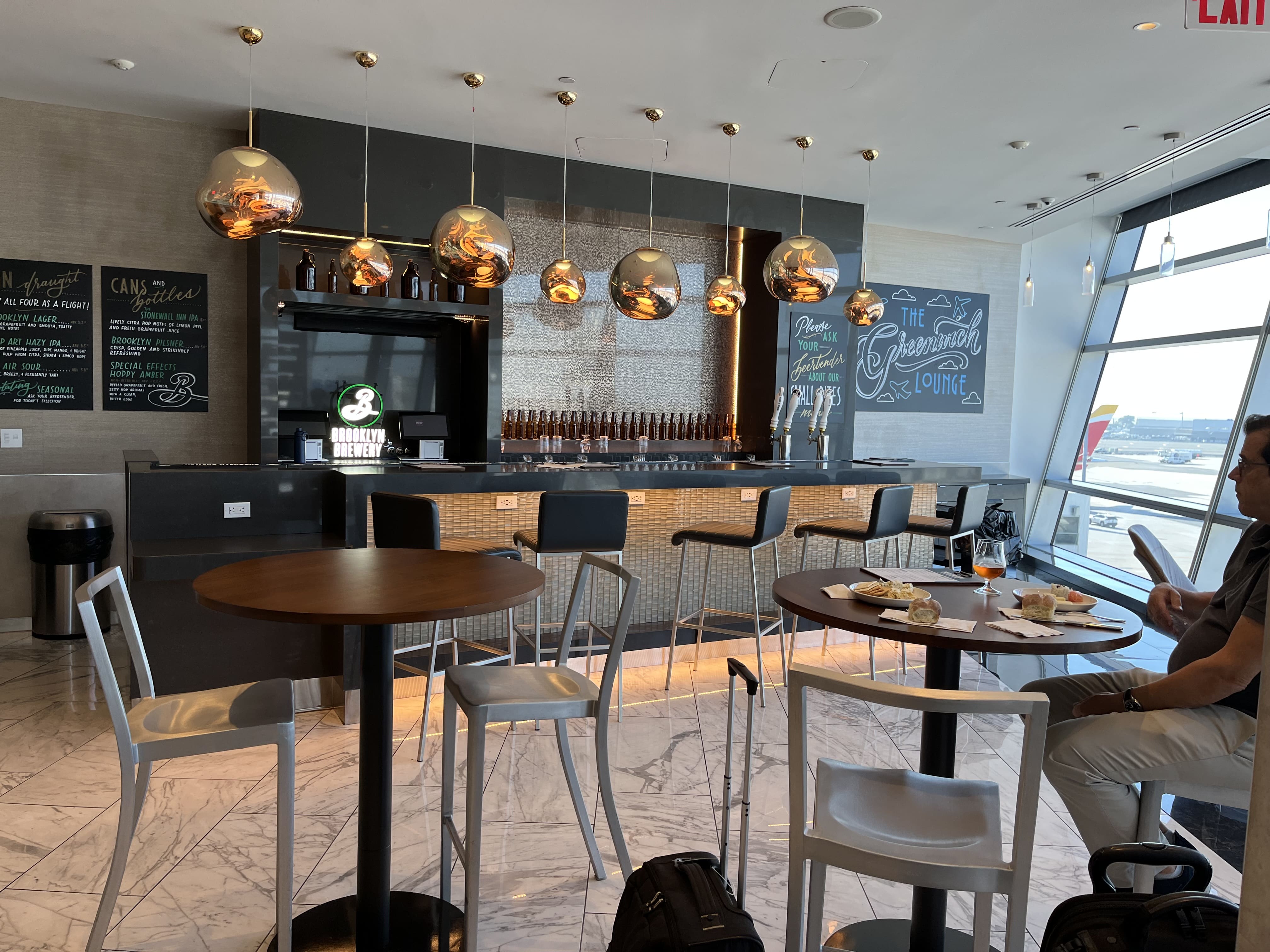 Neil Scrivener reviews The Greenwich Lounge in JFK's Terminal 8 (New York), available to those traveling Business Class.