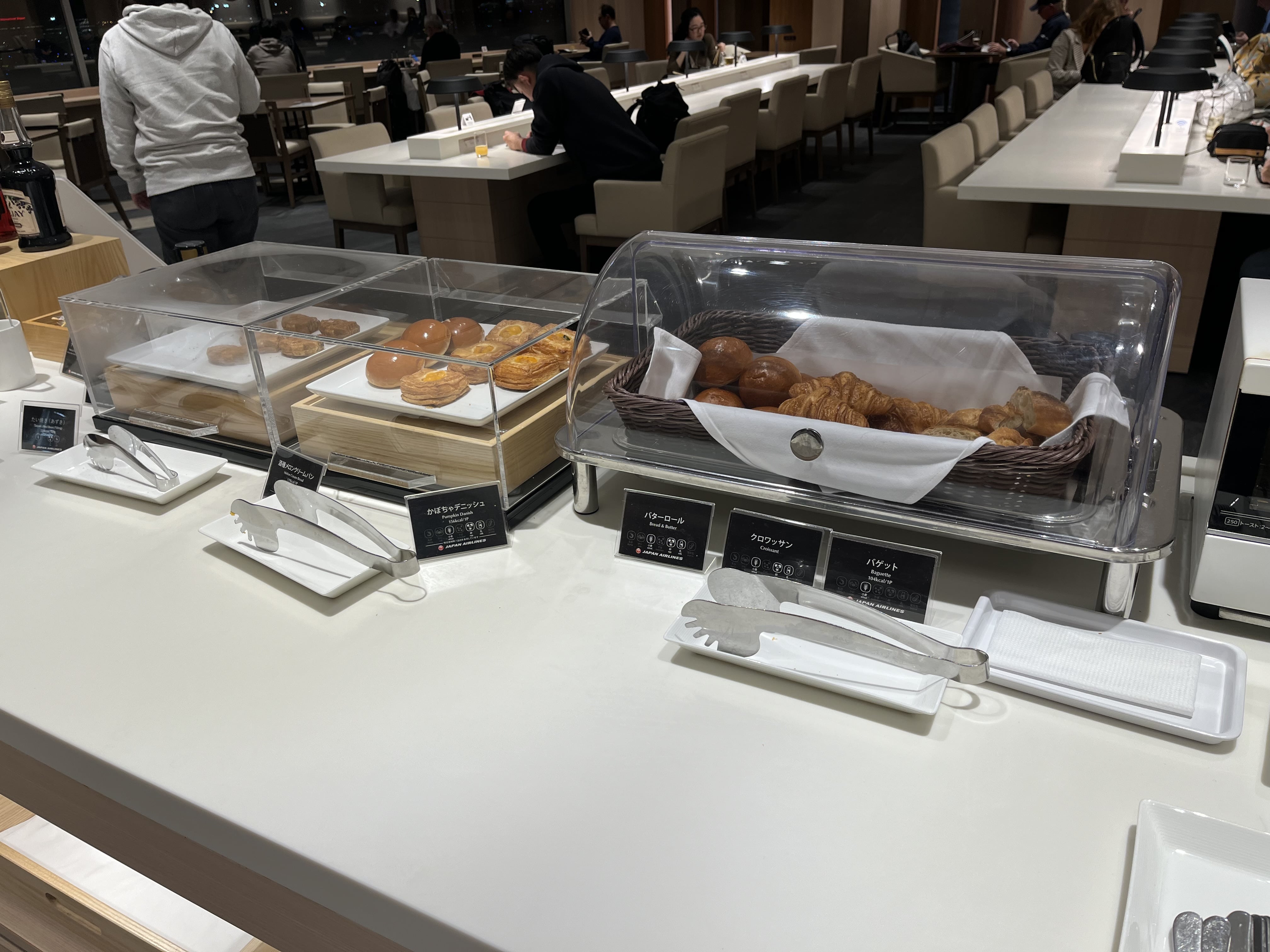 Neil Scrivener reviews the JAL Sakura Lounge (Business Class) in Terminal 3 of Tokyo's Haneda Airport, also available to OneWorld members.