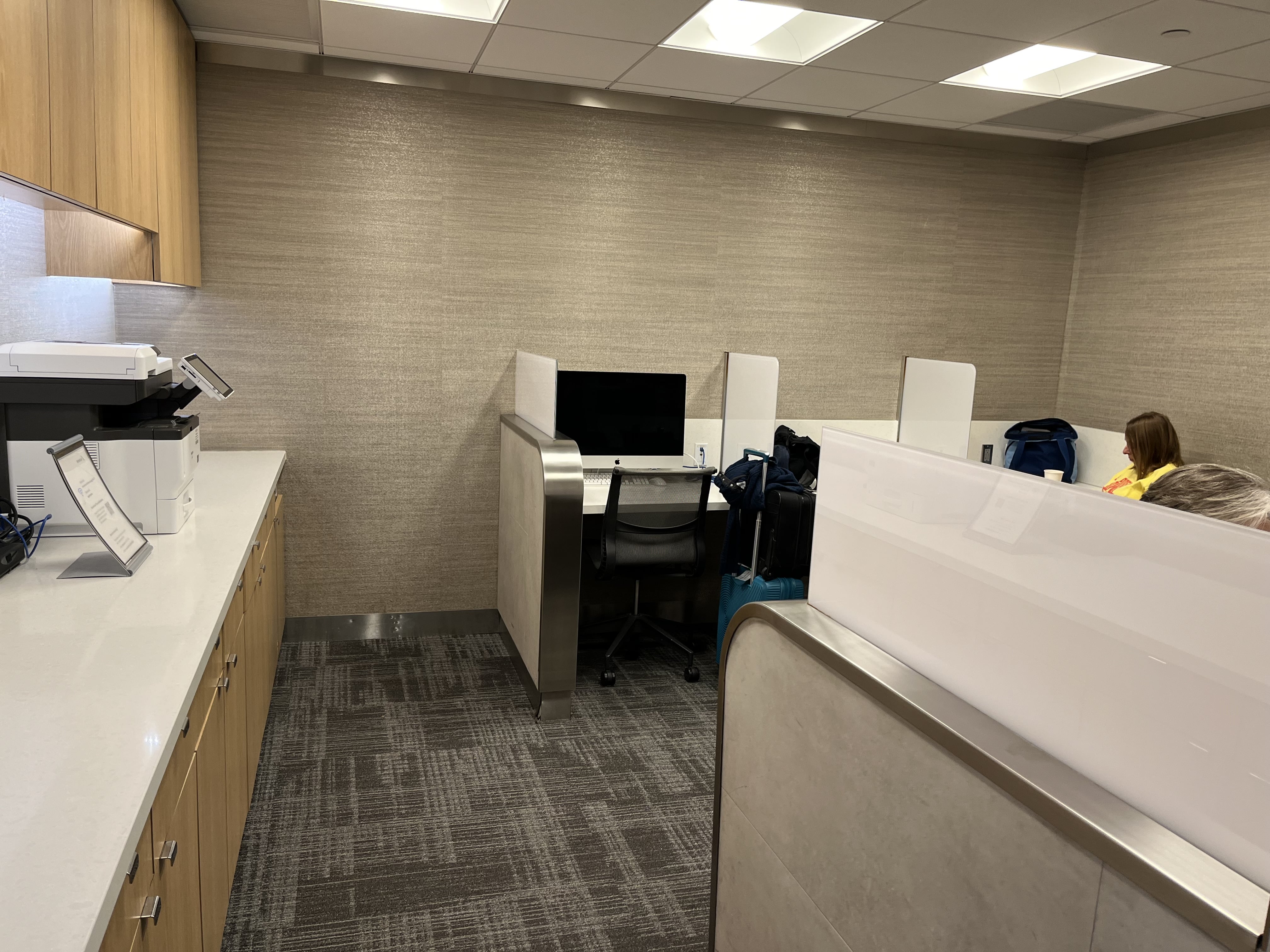 Neil Scrivener reviews the American Airlines Admirals Club at Terminal 4 of Phoenix Sky Harbor Airport, Concourse A (Gate A7)