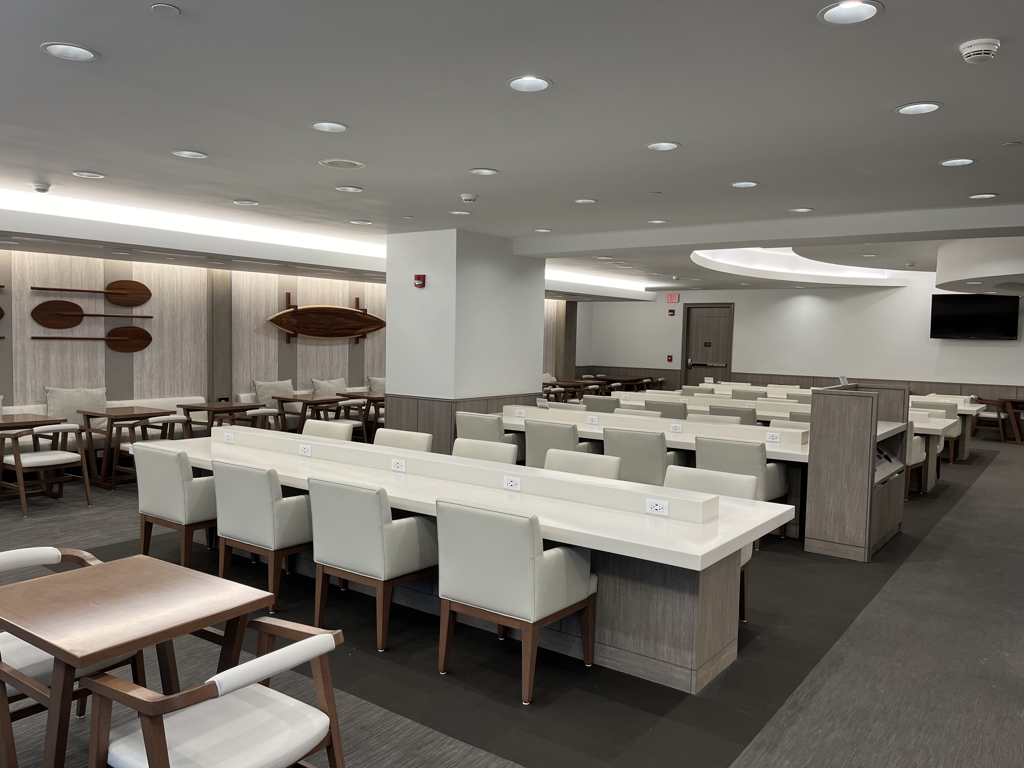 Neil Scrivener reviews the JAL (Japan Airlines) Sakura Lounge in Daniel K. Inouye International Airport (HNL).