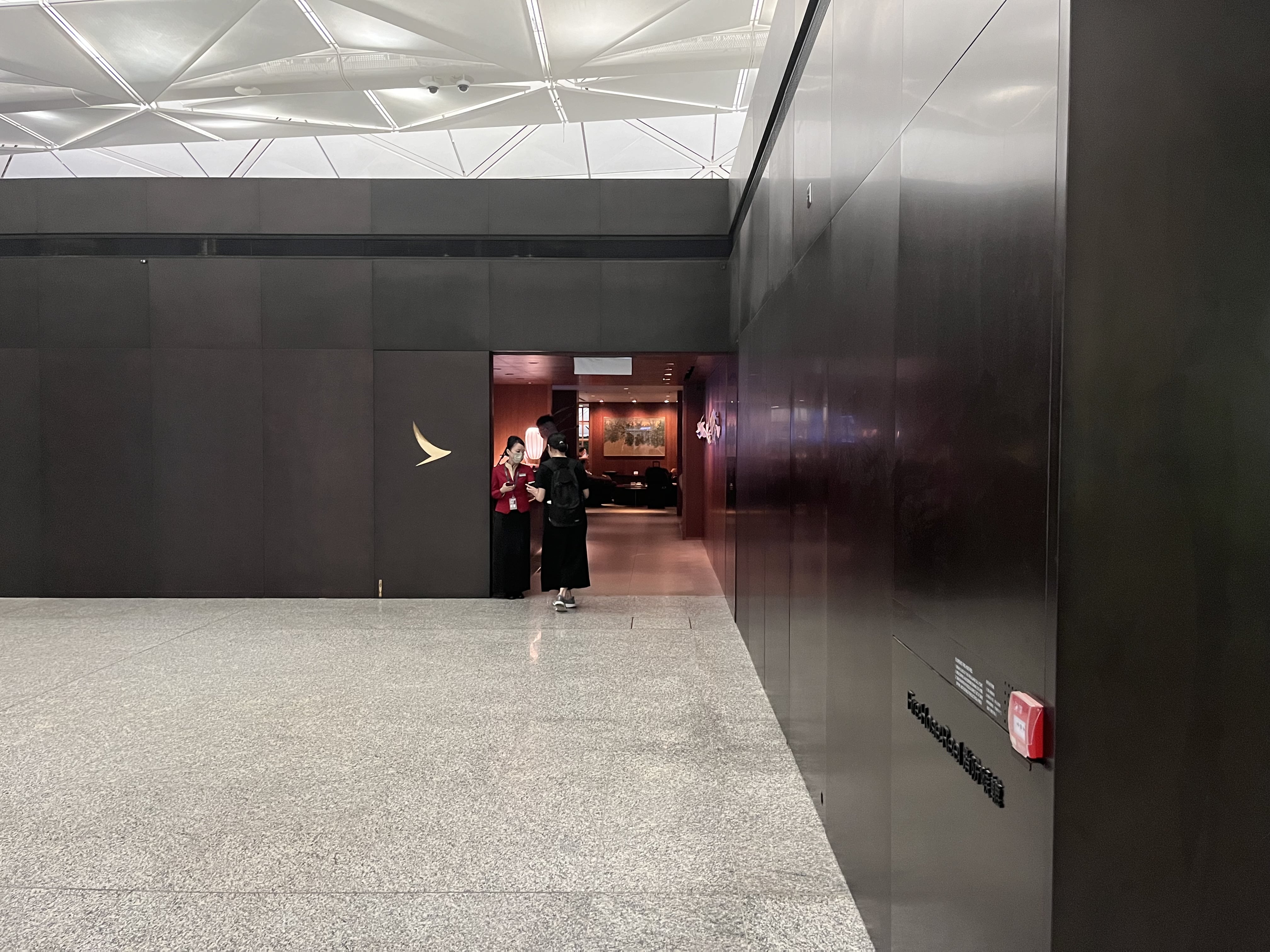 Neil Scrivener reviews Cathay Pacific's The Deck, in Hong Kong's International Airport (HKG).