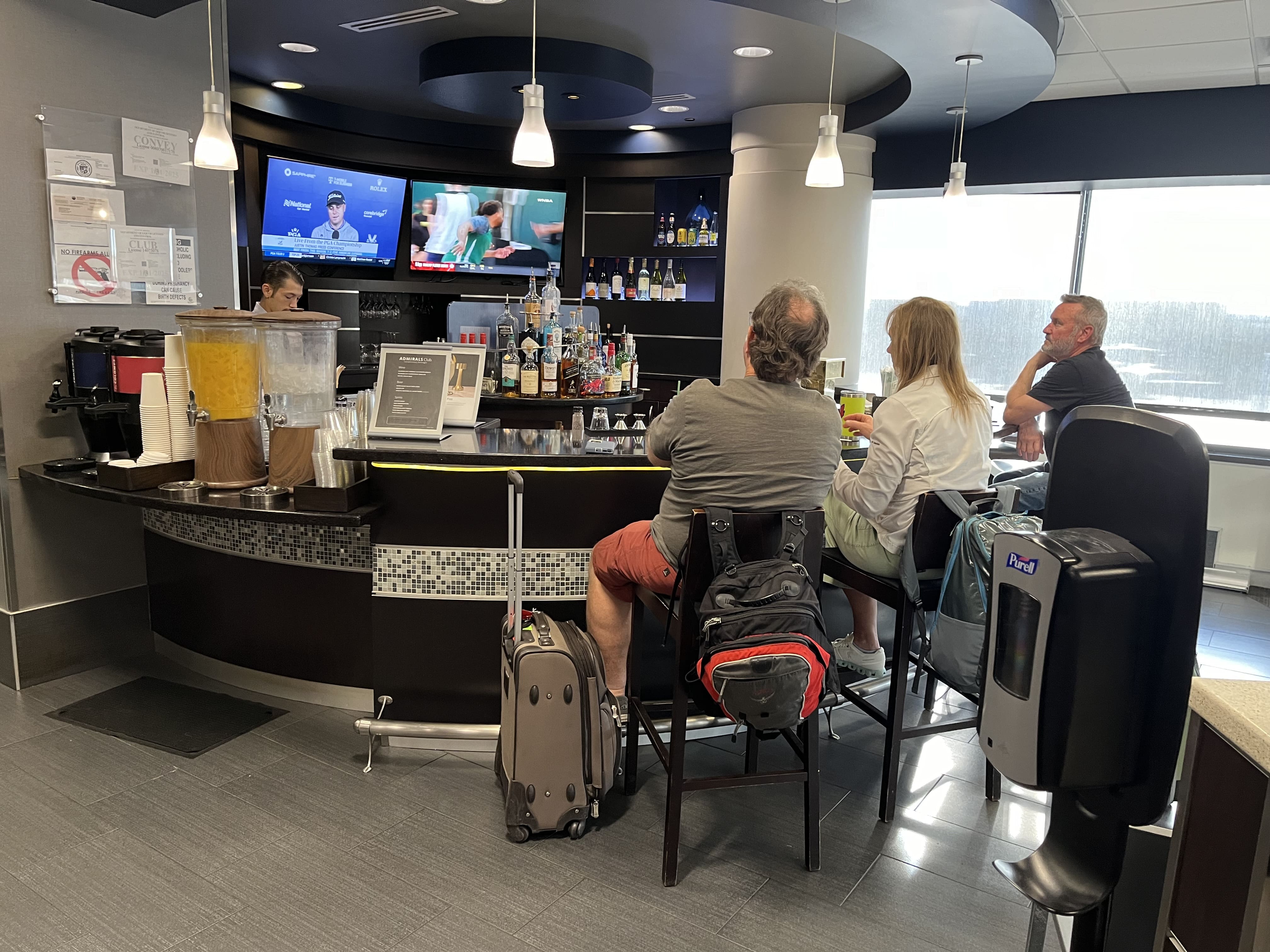Neil Scrivener reviews the American Airlines Admirals Club in Concourse B of Phoenix Sky Harbor International Airport's Terminal 4 (PHX).