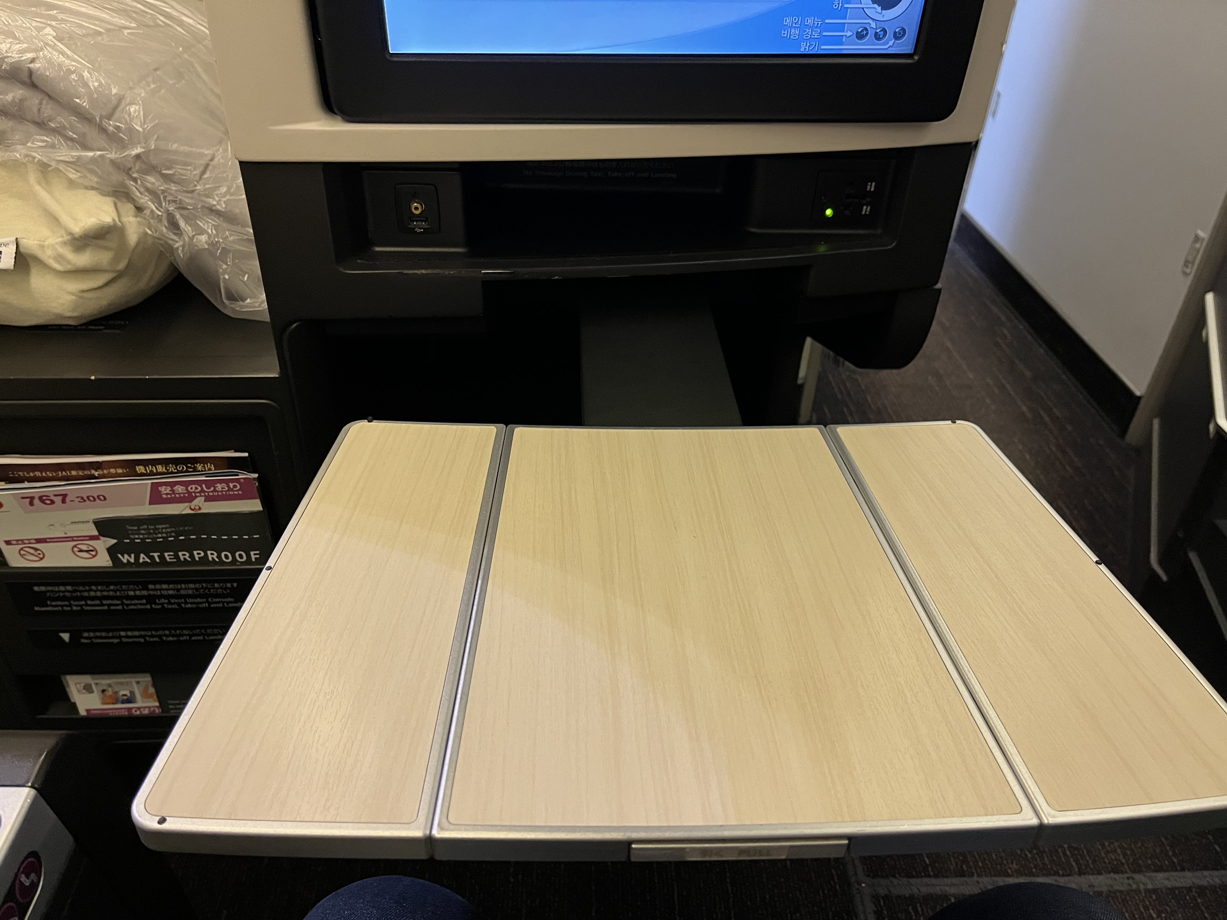 Neil Scrivener reviews Japan Airlines (JAL) flights JL35 and JL38 from Tokyo to Singapore and back on the Boeing 767-300ER in Business Class.