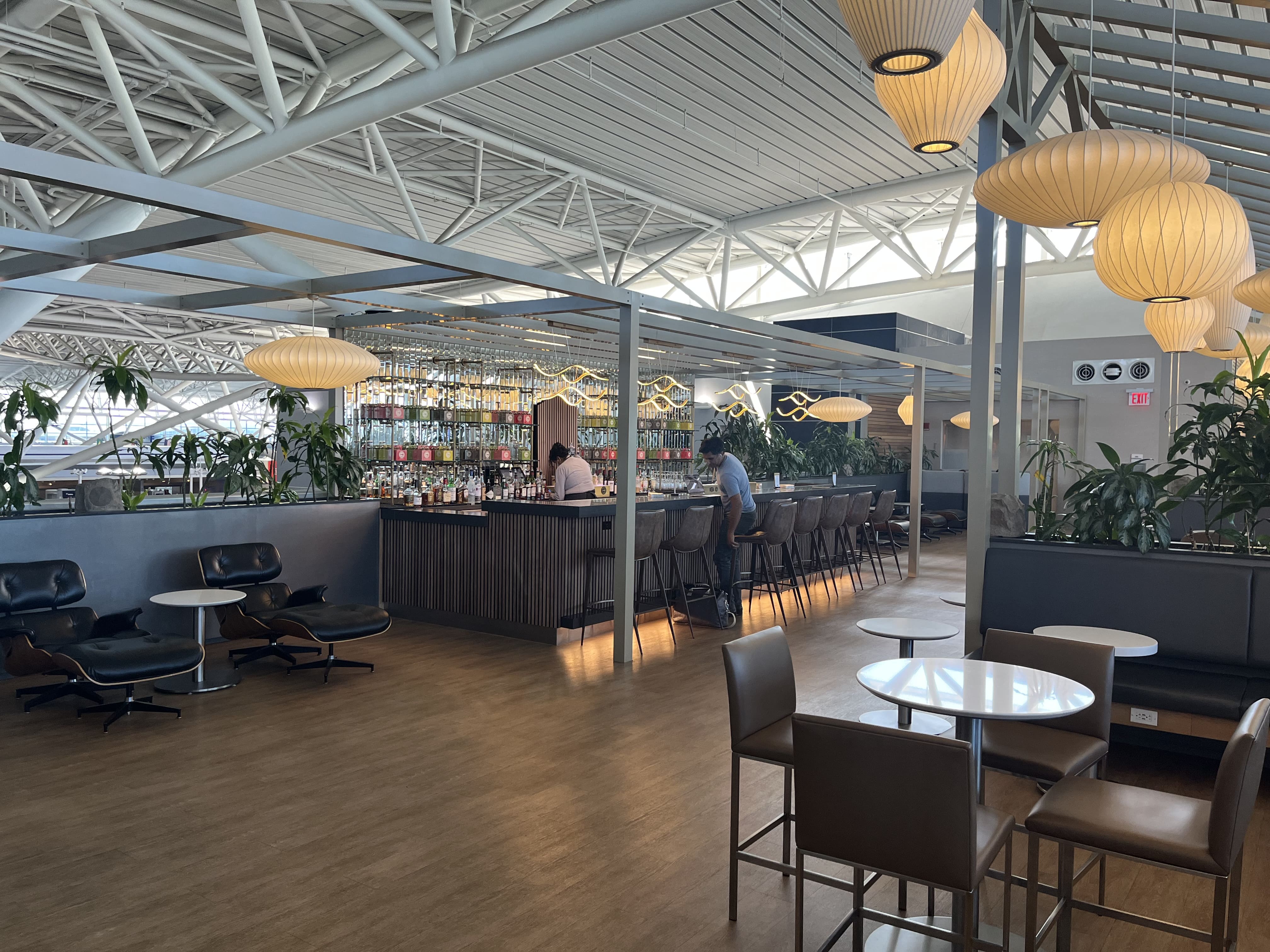 Neil Scrivener reviews The Greenwich Lounge in JFK's Terminal 8 (New York), available to those traveling Business Class.