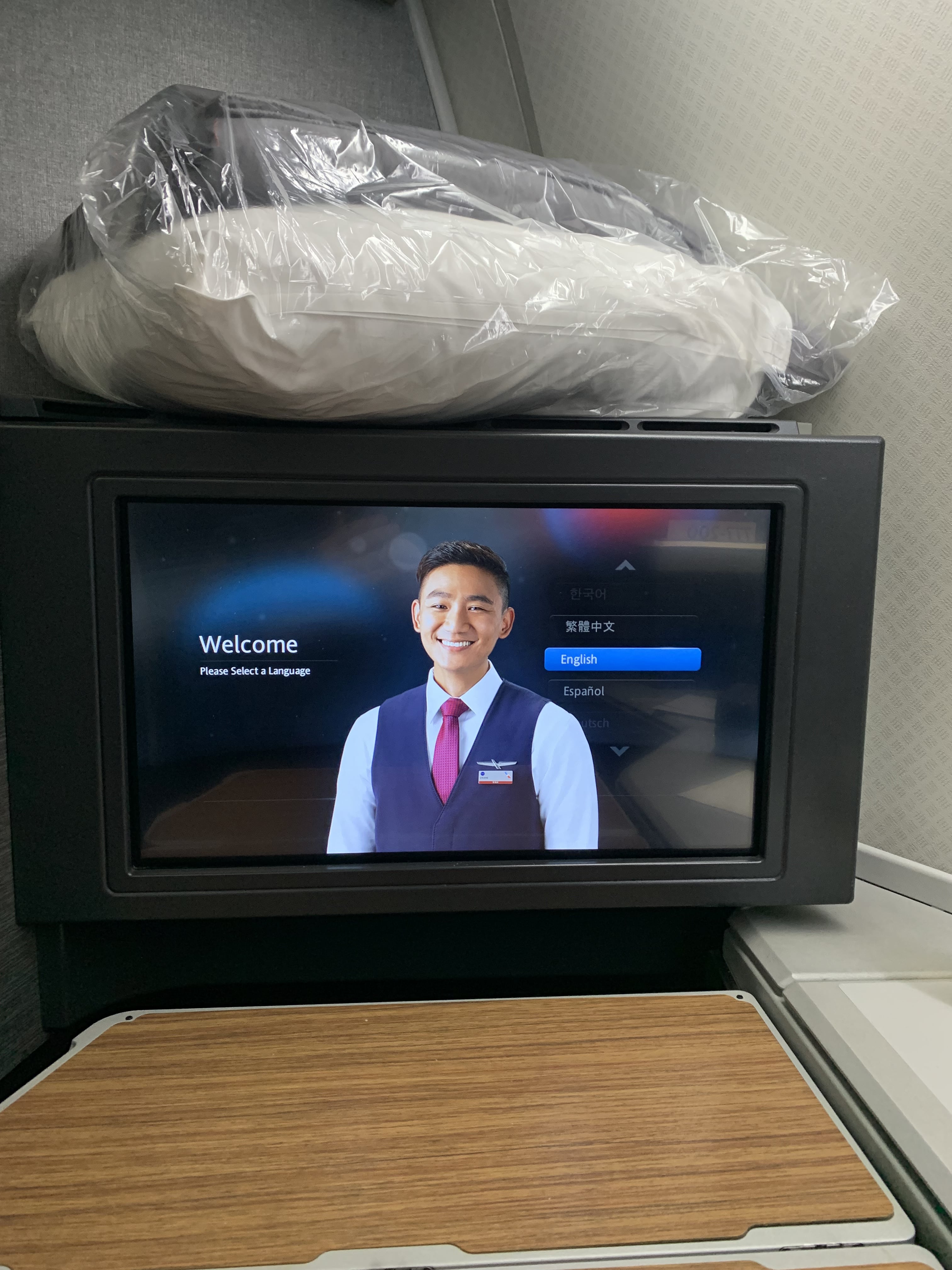 Neil Scrivener reviews American Airlines Flagship Business from Charlotte (NC) to London Heathrow on AA732 (CLT to LHR), on the Boeing 777-200.