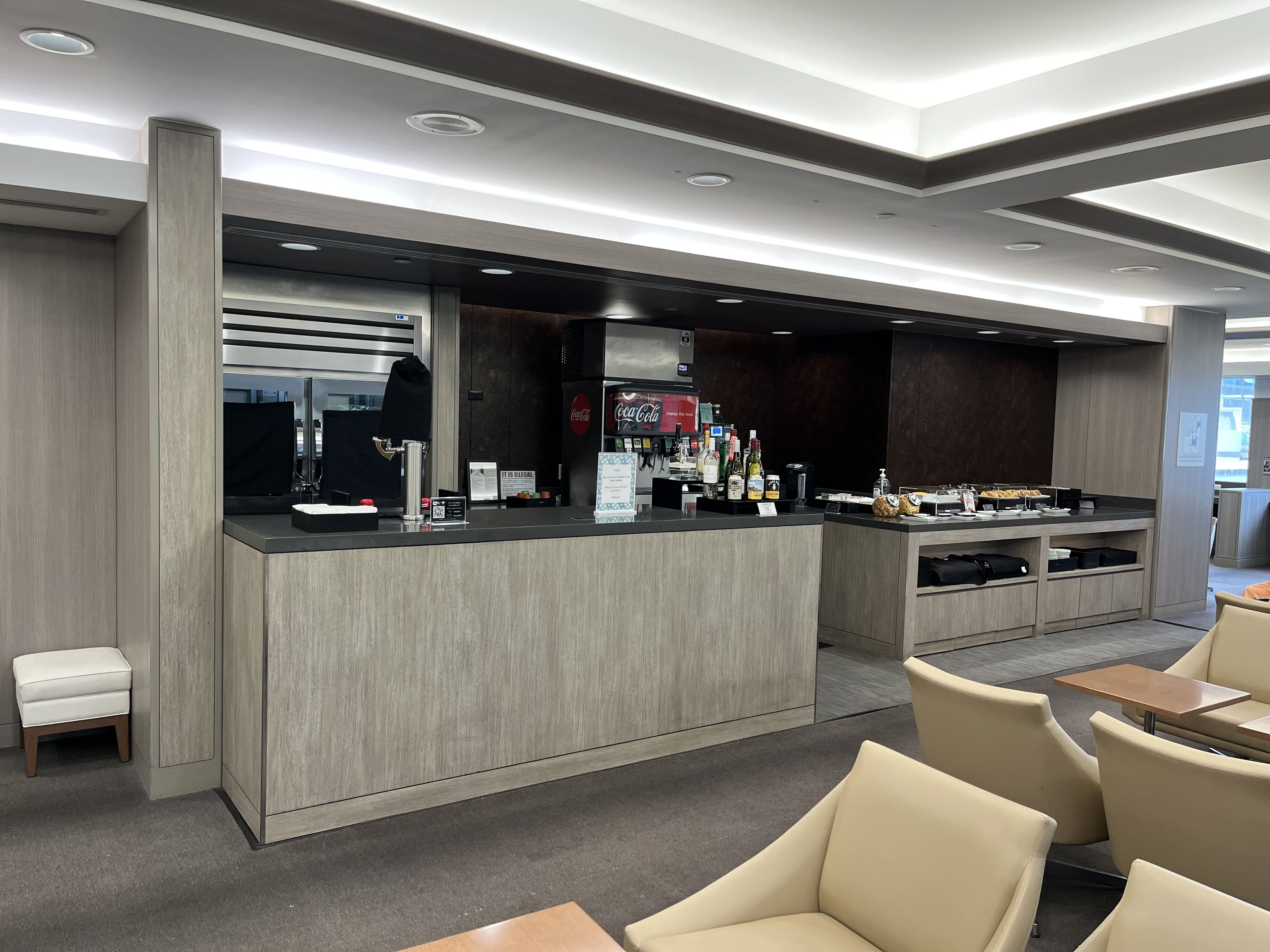 Neil Scrivener reviews the JAL (Japan Airlines) Sakura Lounge in Daniel K. Inouye International Airport (HNL).