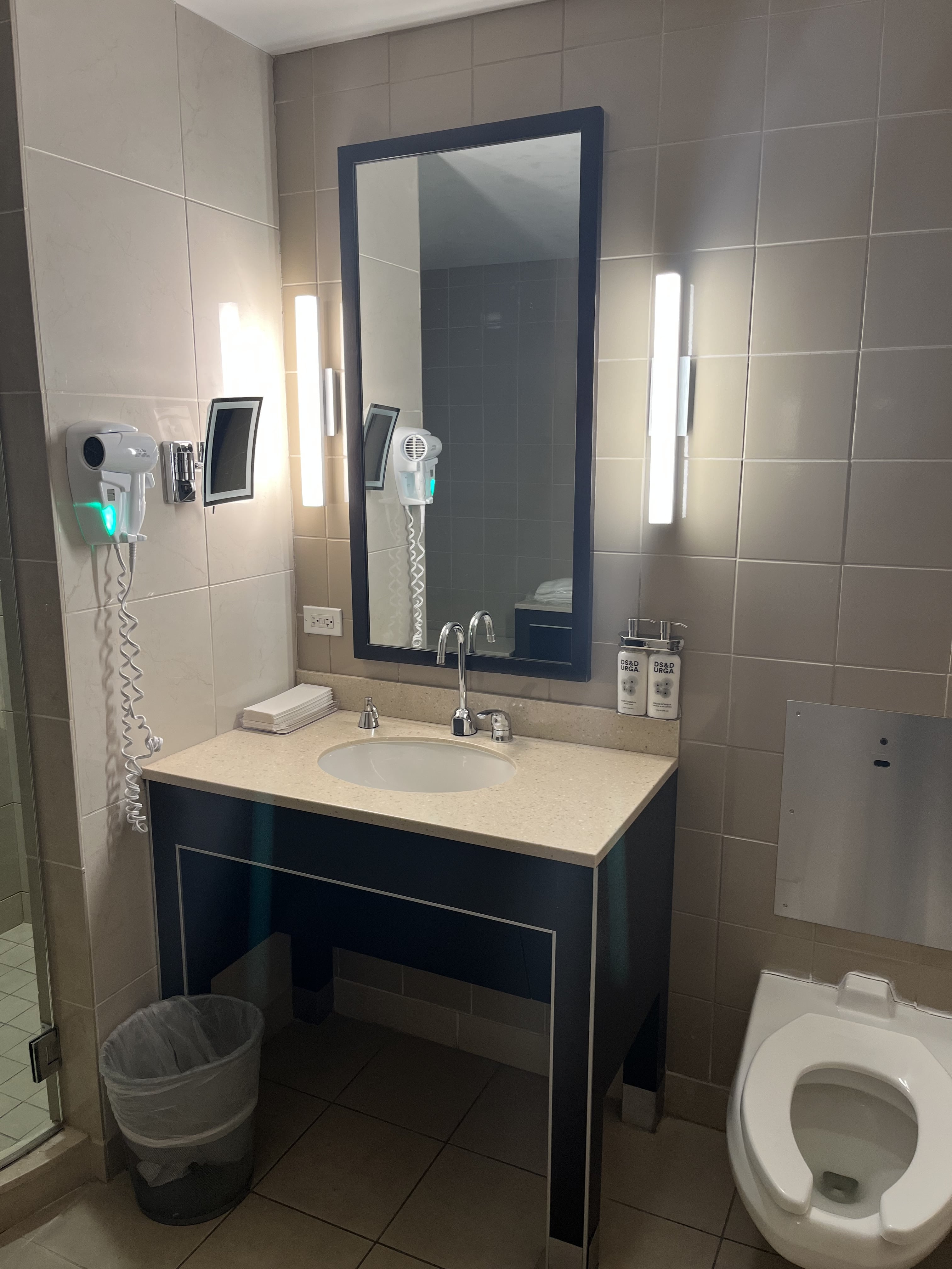 Neil Scrivener reviews the American Airlines Admirals Club JFK's Terminal 8. John F Kennedy Airport, New York - open to OneWorld members.