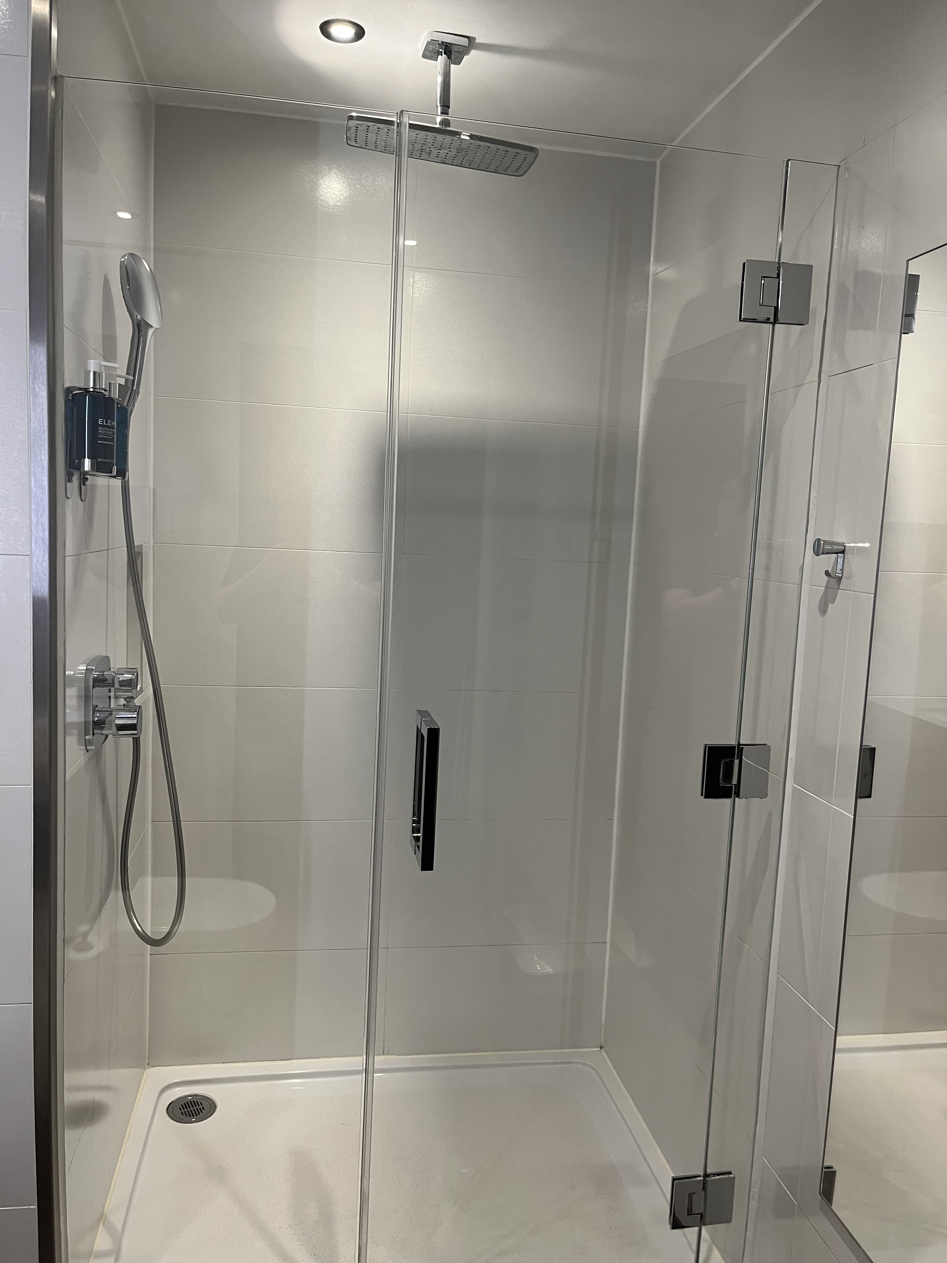 Neil Scrivener reviews the British Airways First and Business Class at Gatwick Airport's South Terminal - available to Club World and OneWorld passengers.