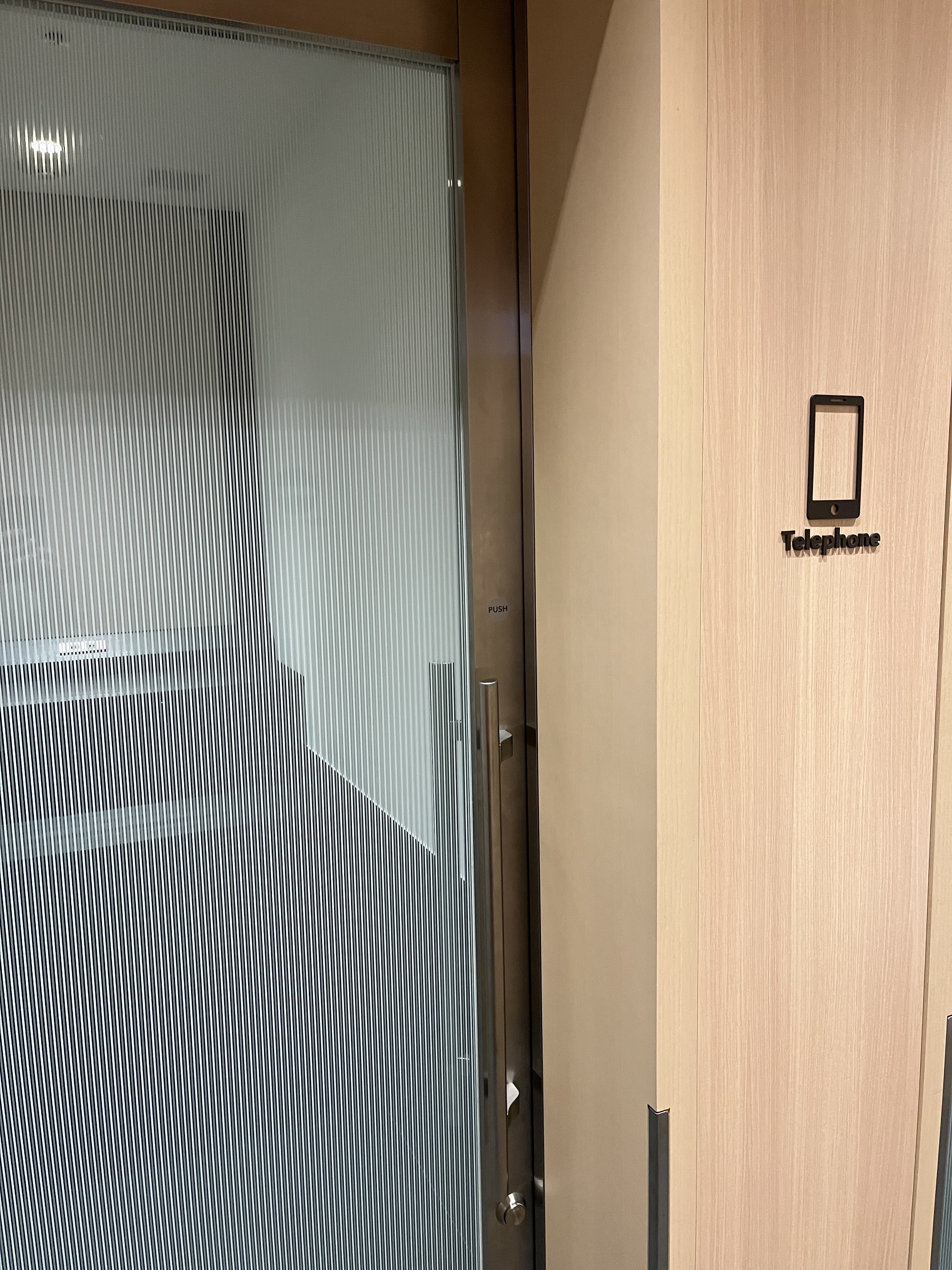 Neil Scrivener reviews the JAL Sakura Lounge (Business Class) in Terminal 3 of Tokyo's Haneda Airport, also available to OneWorld members.