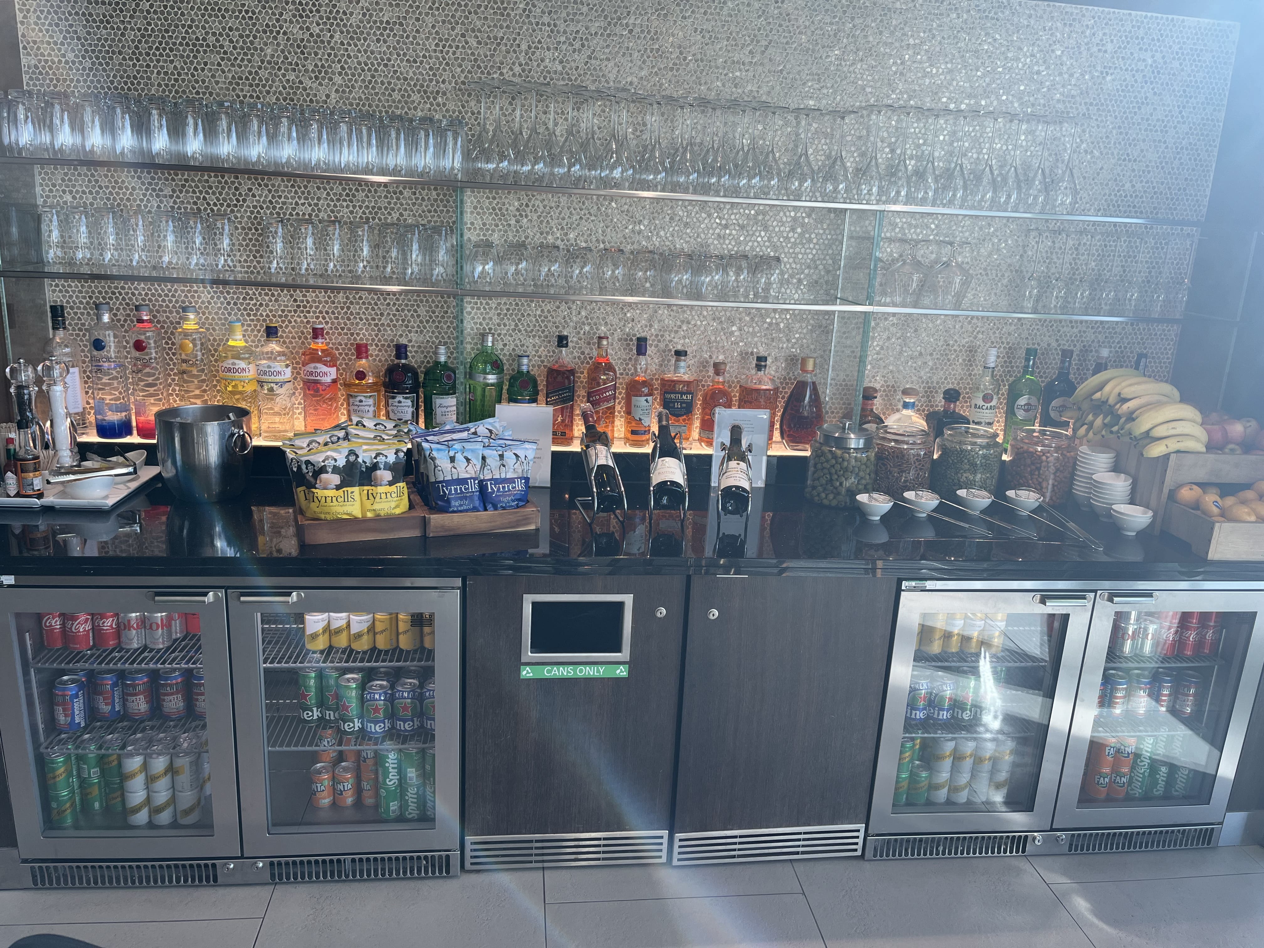 Neil Scrivener reviews the British Airways First and Business Class at Gatwick Airport's South Terminal - available to Club World and OneWorld passengers.