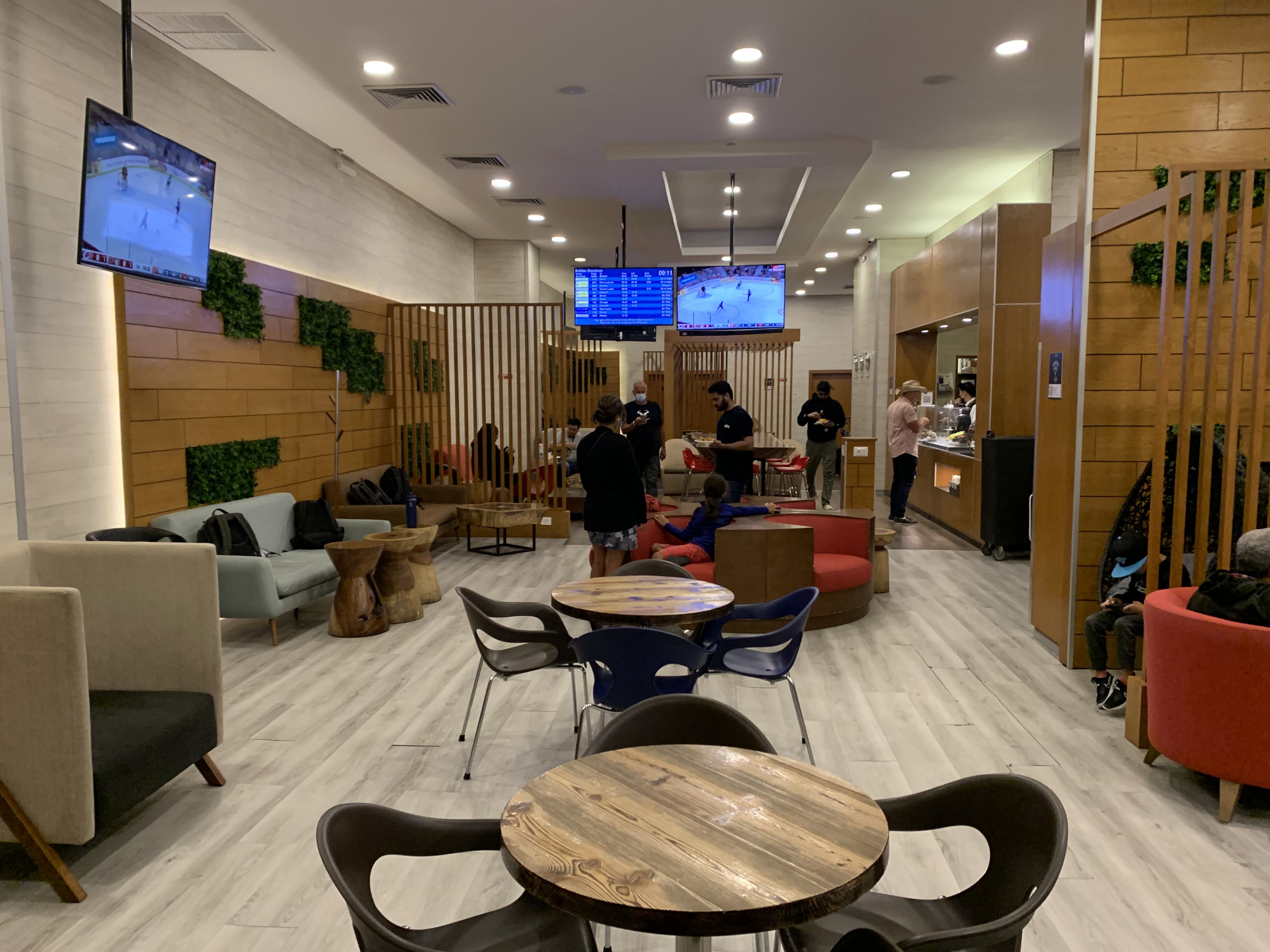 Neil Scrivener reviews the Mera VIP Lounge and Plaza Premium Lounge in Cancun International Airport in Mexico.