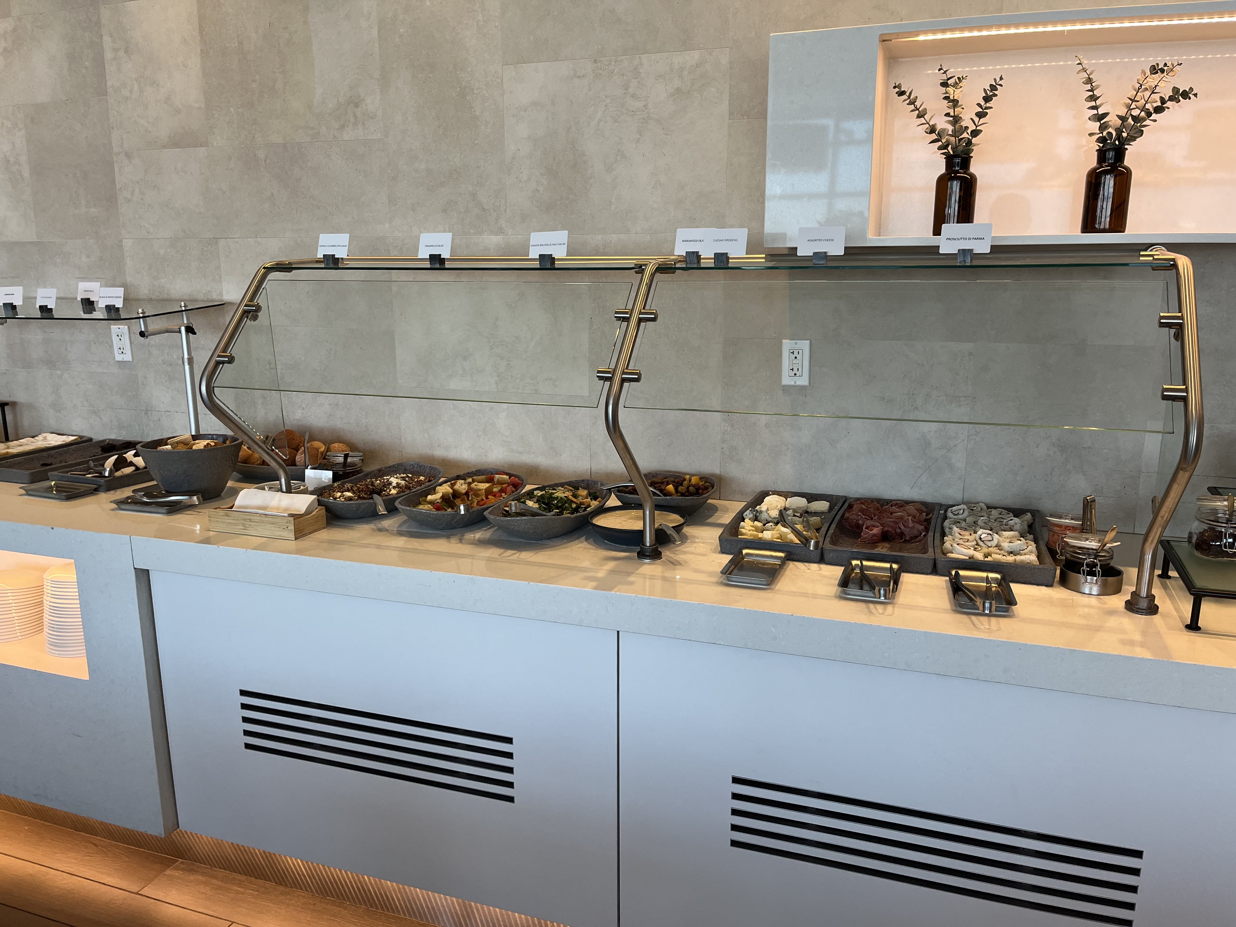 Neil Scrivener reviews The Greenwich Lounge in JFK's Terminal 8 (New York), available to those traveling Business Class.