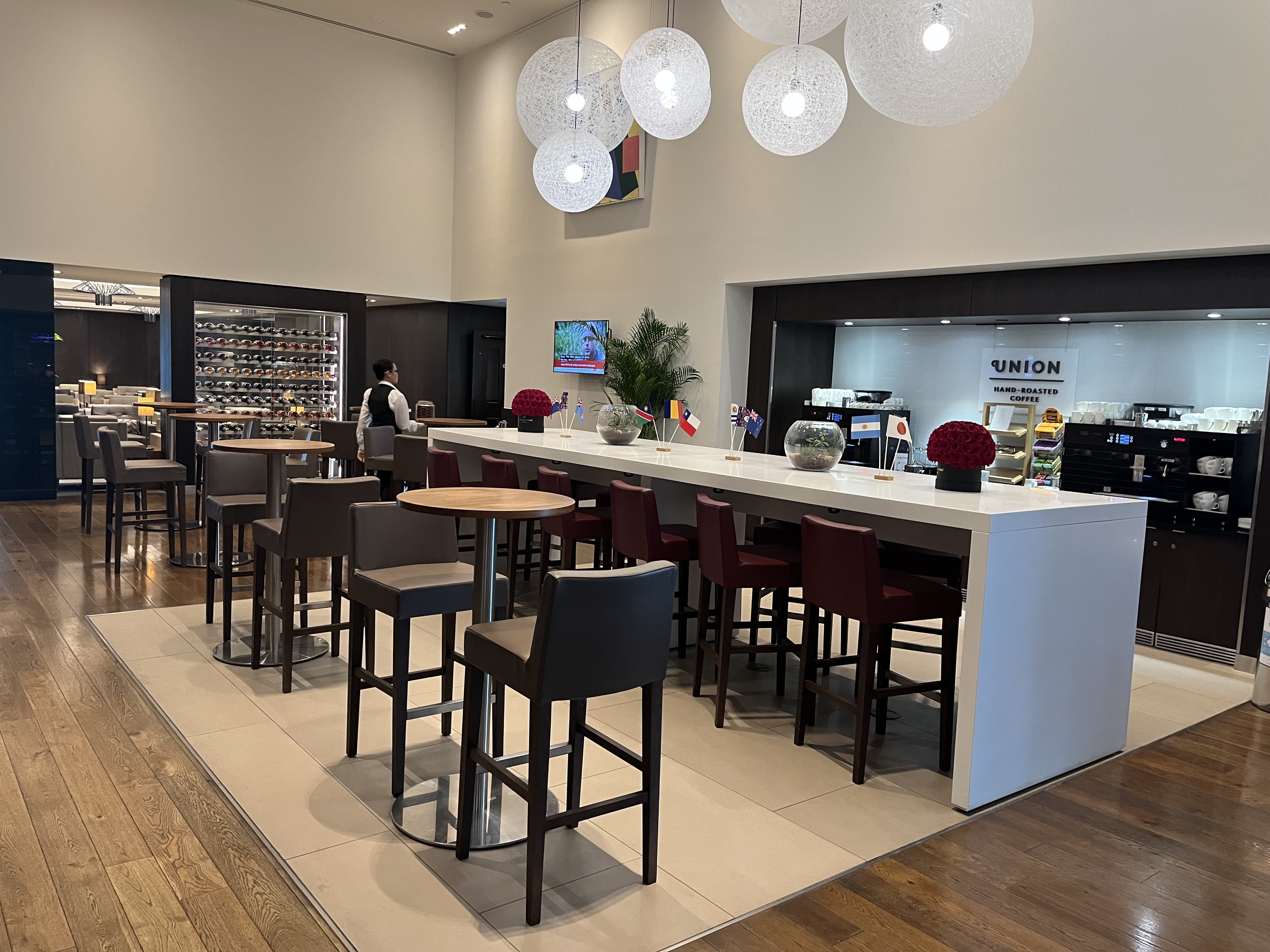 Neil Scrivener reviews the British Airways First and Business Class at Gatwick Airport's South Terminal - available to Club World and OneWorld passengers.