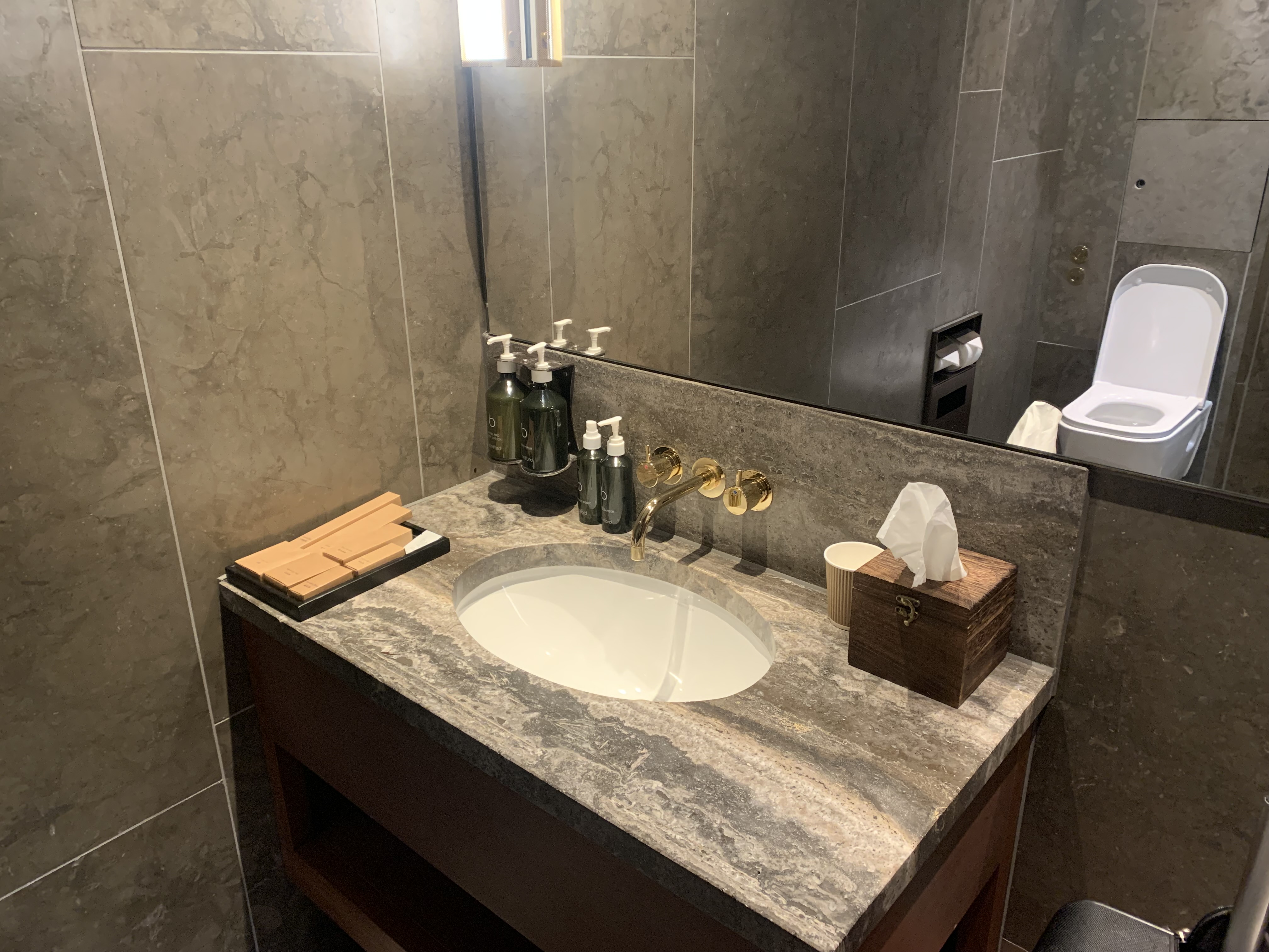 Neil Scrivener reviews Cathay Pacific's The Deck, in Hong Kong's International Airport (HKG).