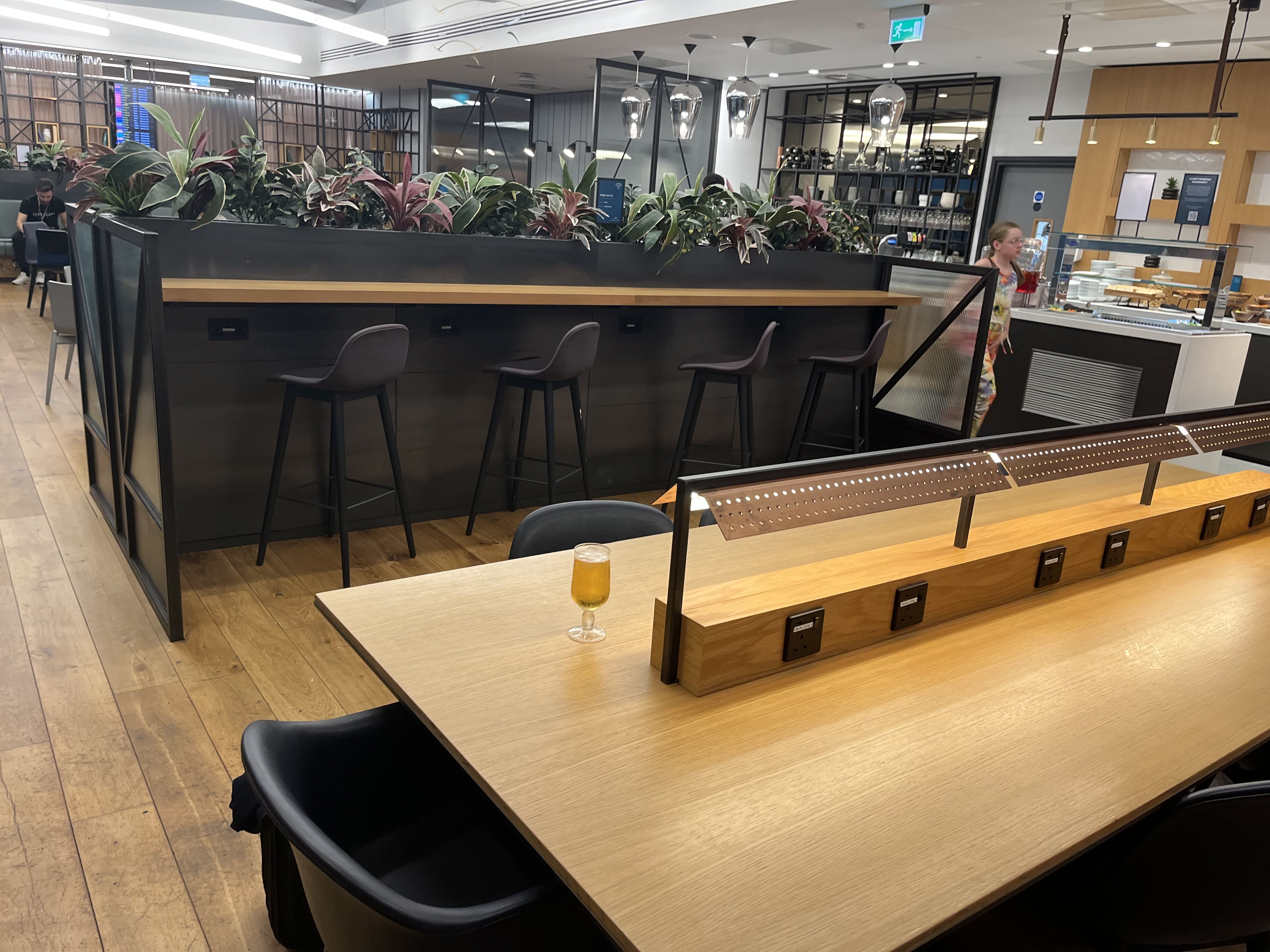 Neil Scrivener reviews the Aspire Club airport lounge in Gatwick's South Terminal. Available to Priority Pass and American Express Platinum Card holders.