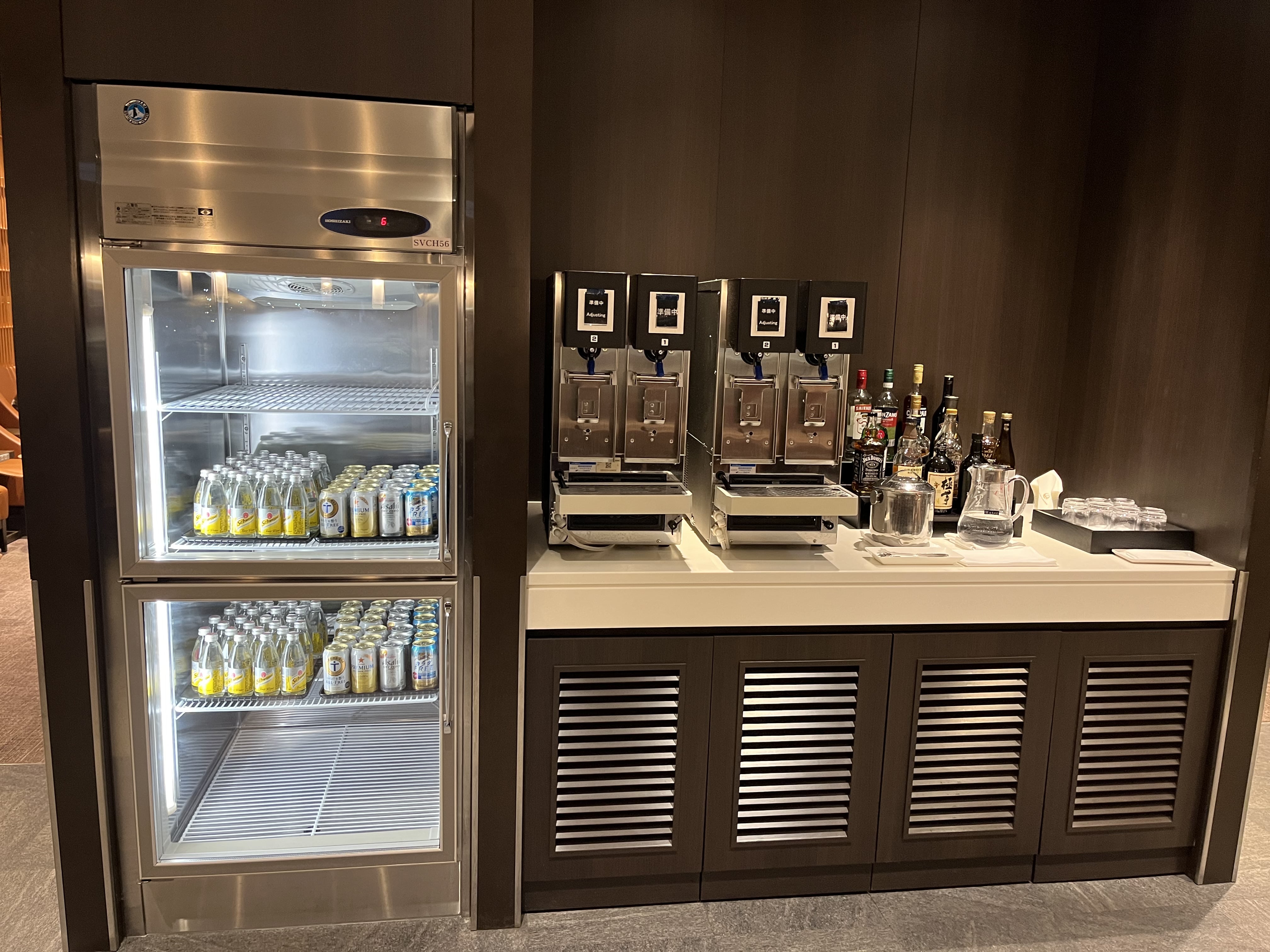 Neil Scrivener reviews the JAL Sakura Sky View Lounge (Business Class) in Terminal 3 of Tokyo's Haneda Airport, also available to OneWorld members.