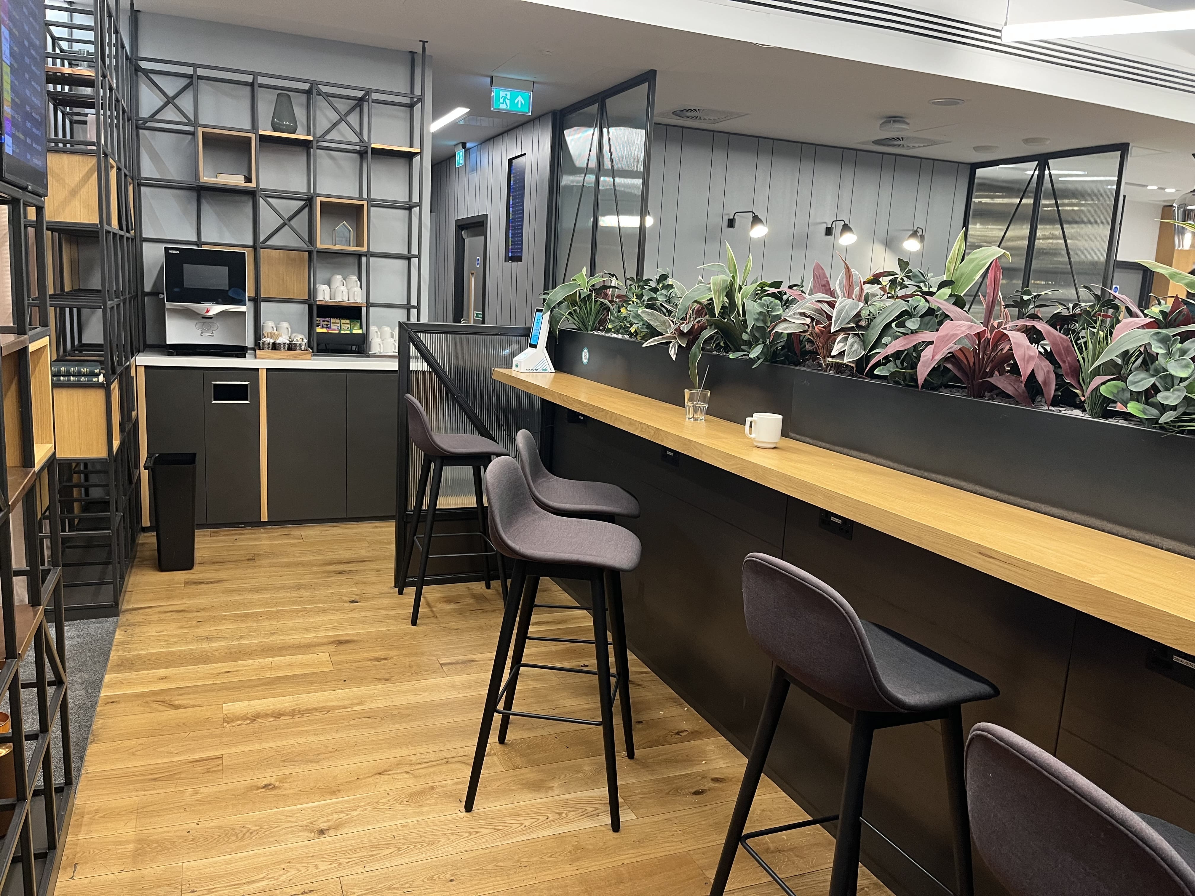 Neil Scrivener reviews the Aspire Club airport lounge in Gatwick's South Terminal. Available to Priority Pass and American Express Platinum Card holders.