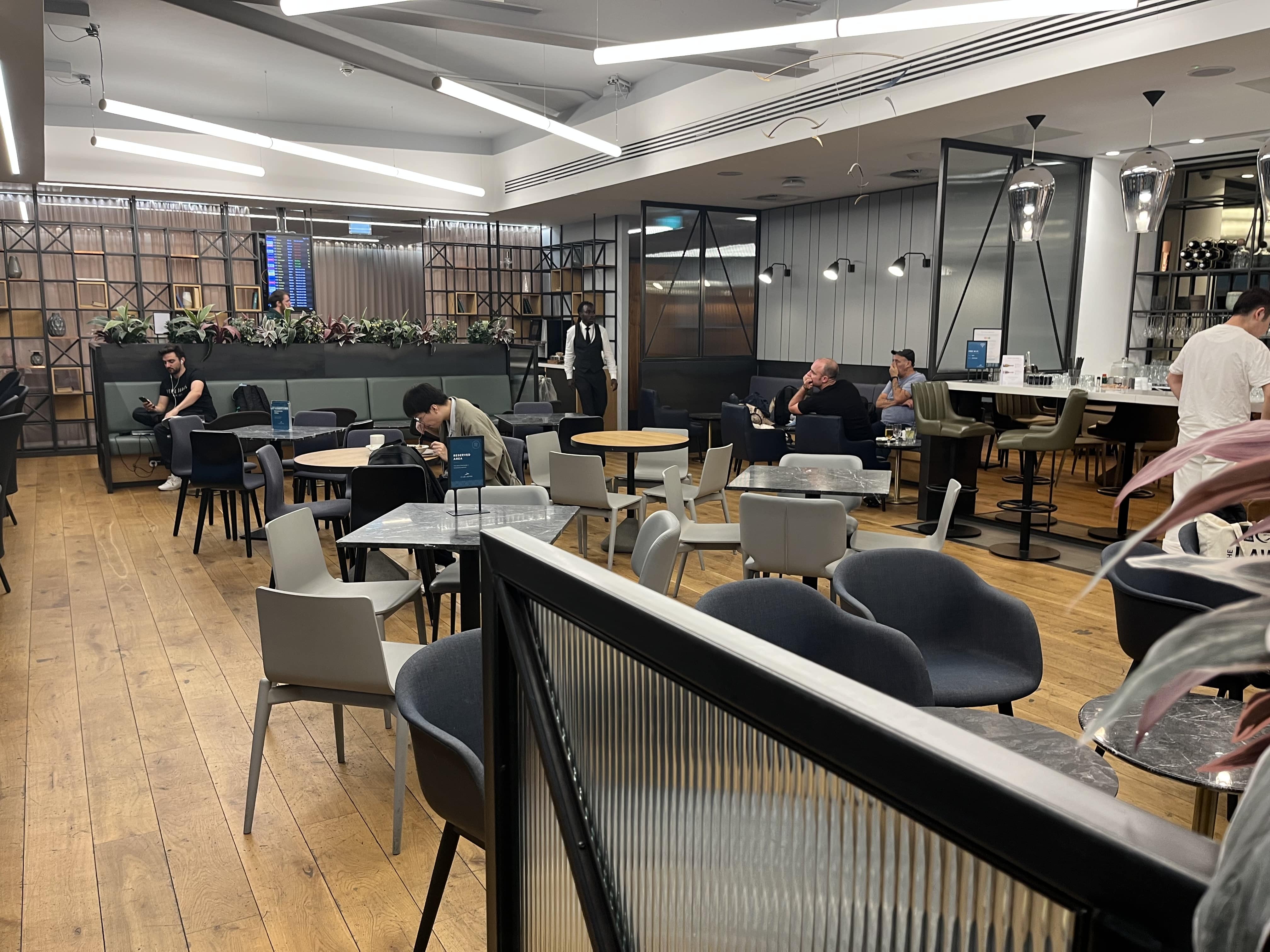 Neil Scrivener reviews the Aspire Club airport lounge in Gatwick's South Terminal. Available to Priority Pass and American Express Platinum Card holders.