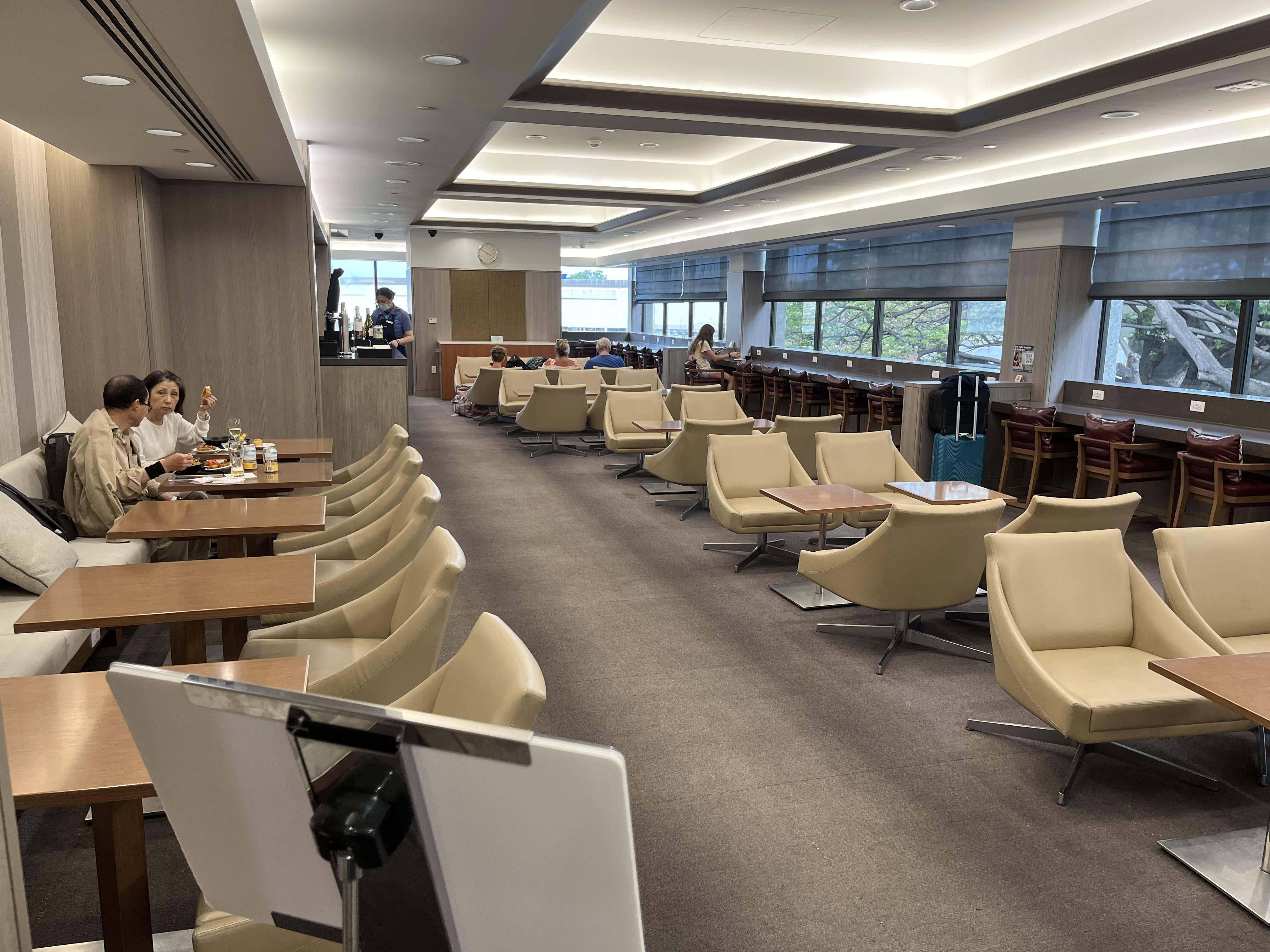Neil Scrivener reviews the JAL (Japan Airlines) Sakura Lounge in Daniel K. Inouye International Airport (HNL).