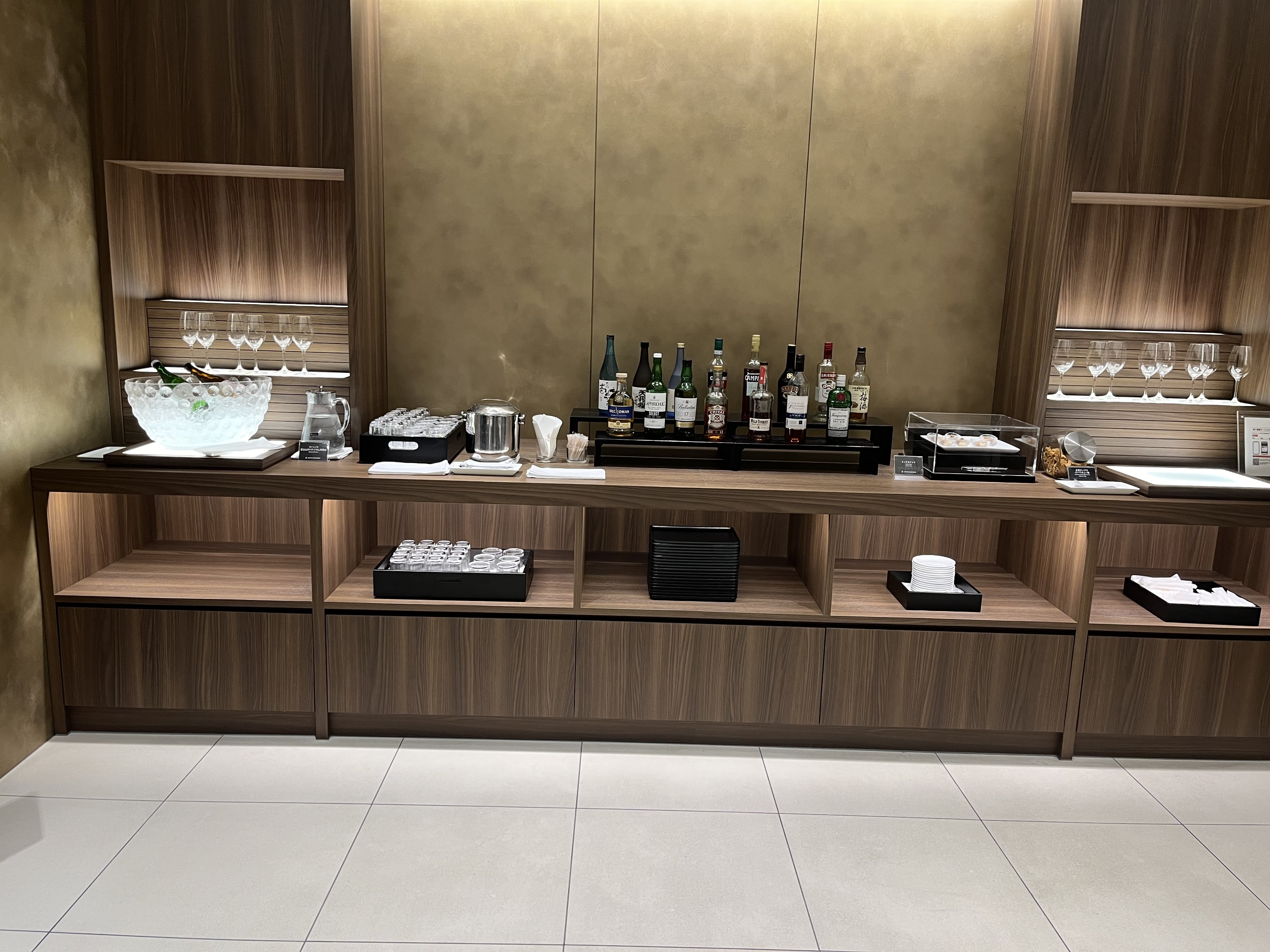 Neil Scrivener reviews the JAL First Lounge in Terminal 3 of Haneda's Tokyo Airport.
