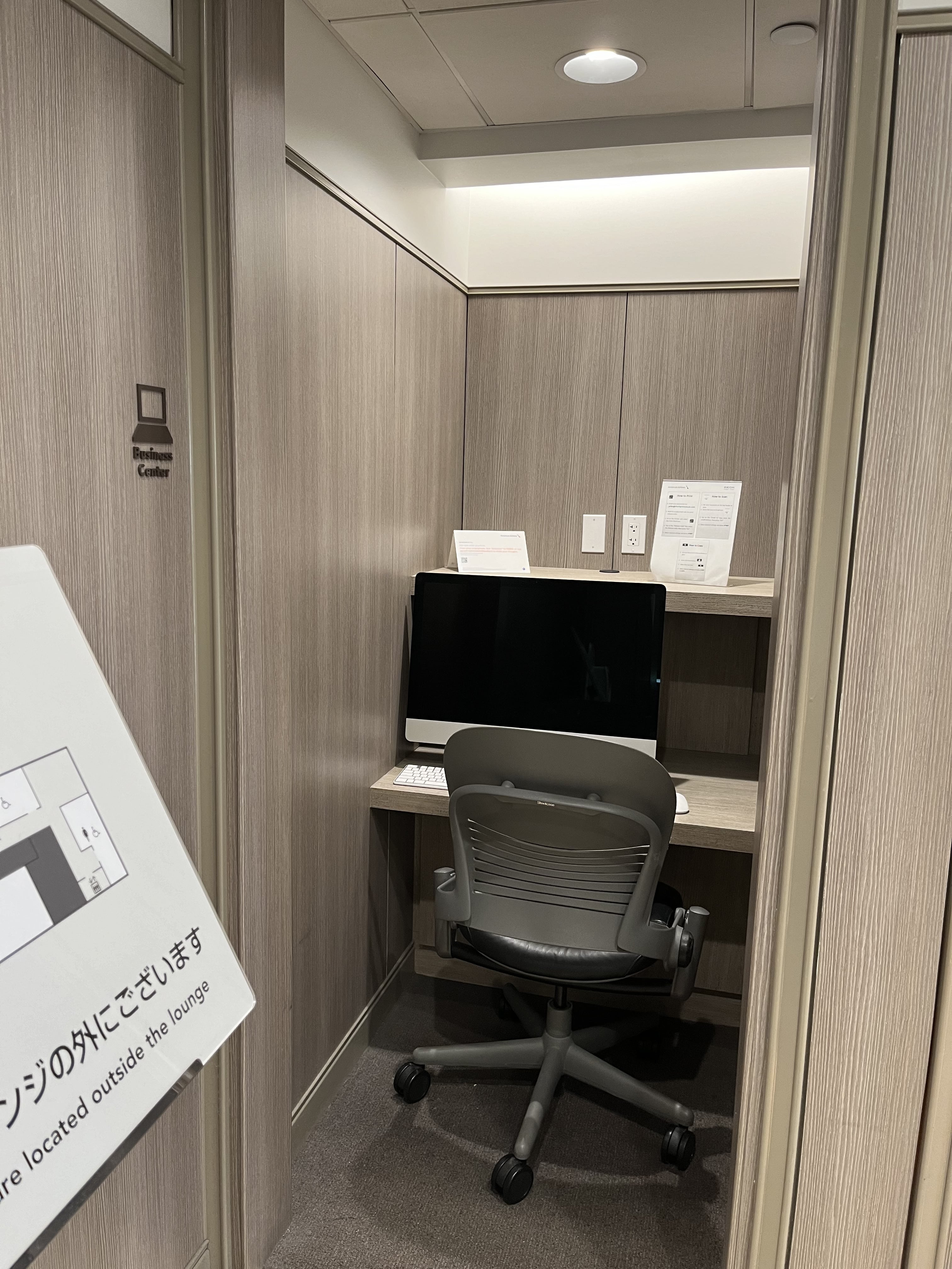 Neil Scrivener reviews the JAL (Japan Airlines) Sakura Lounge in Daniel K. Inouye International Airport (HNL).