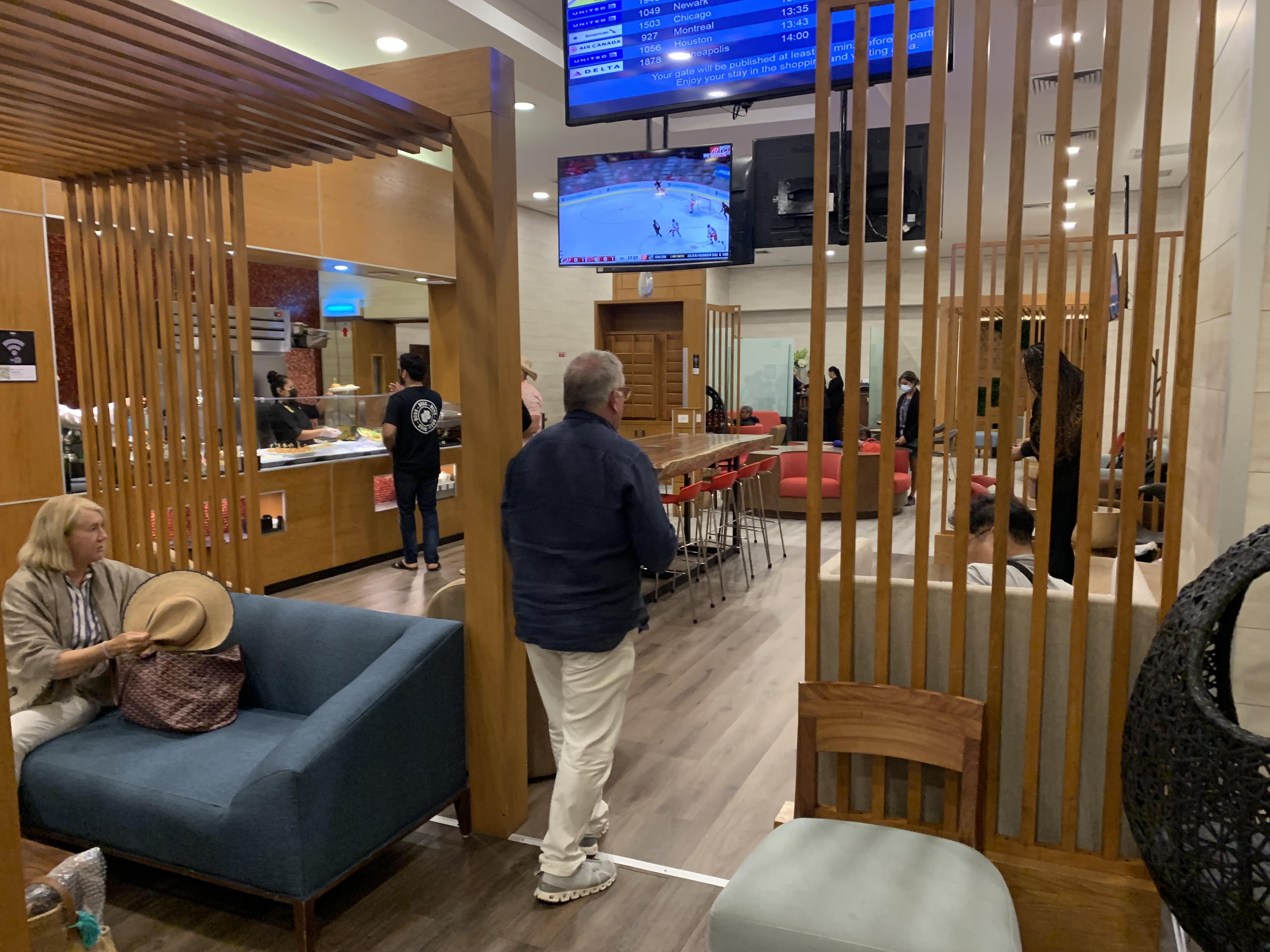 Neil Scrivener reviews the Mera VIP Lounge and Plaza Premium Lounge in Cancun International Airport in Mexico.