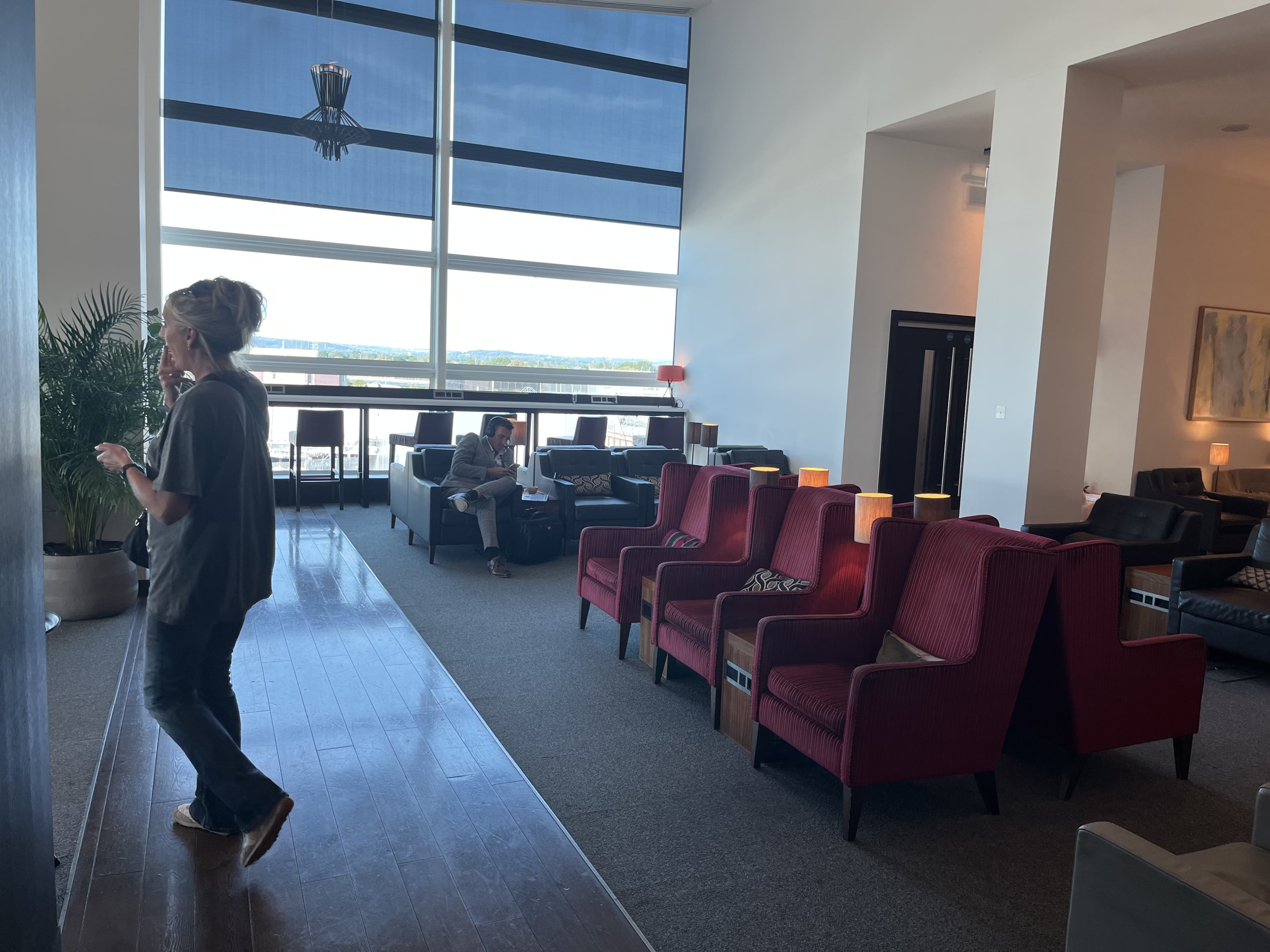 Neil Scrivener reviews the British Airways First and Business Class at Gatwick Airport's South Terminal - available to Club World and OneWorld passengers.