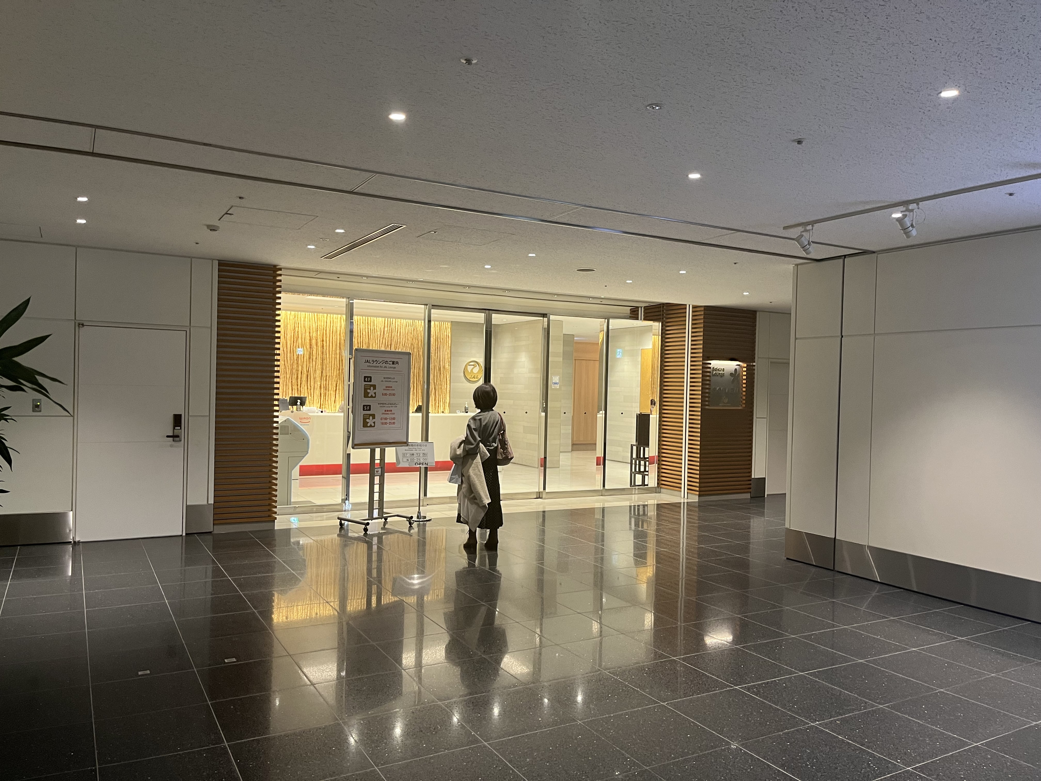 Neil Scrivener reviews the JAL Sakura Sky View Lounge (Business Class) in Terminal 3 of Tokyo's Haneda Airport, also available to OneWorld members.
