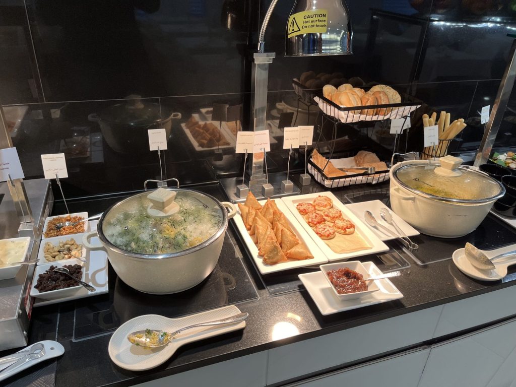 Neil Scrivener reviews the Etihad Lounge in London Heathrow's Terminal 4, available to passengers flying with Etihad in Business Class, First Class, or Etihad Guest Members