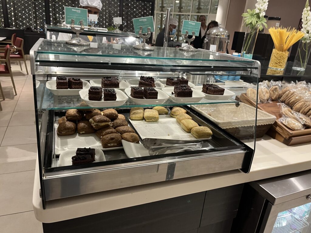 Flying Business reviews the Wellcome Lounge in King Abdulaziz International Airport, accessed by Priority Pass or American Express.