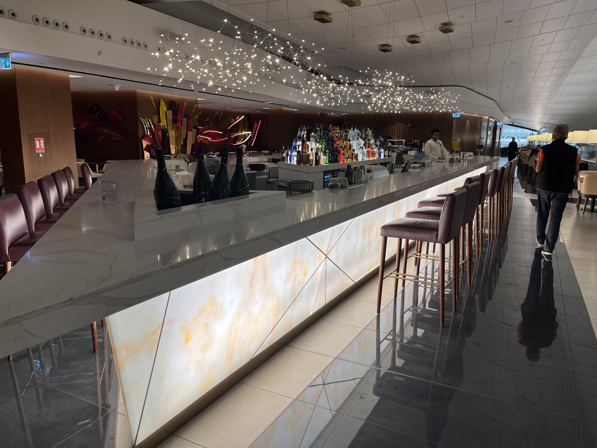 ✈️ Qatar Airways vs. Etihad: Who Wins in Business Class? 🏆✨
Two Gulf giants, two premium experiences—Qsuite or Etihad’s Business Class? 🛏️🍽️ From seats to service, we break it all down so you can choose the best! Read our in-depth review and find out which airline truly delivers luxury in the sky.