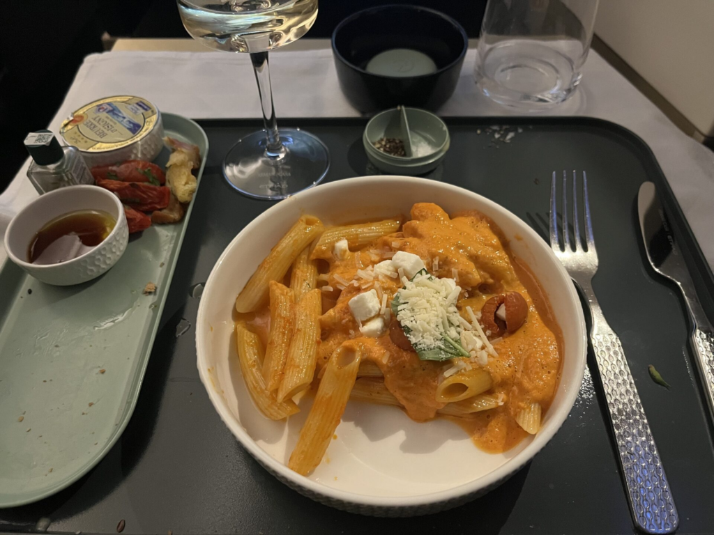 ✈️ Qatar Airways vs. Etihad: Who Wins in Business Class? 🏆✨
Two Gulf giants, two premium experiences—Qsuite or Etihad’s Business Class? 🛏️🍽️ From seats to service, we break it all down so you can choose the best! Read our in-depth review and find out which airline truly delivers luxury in the sky.