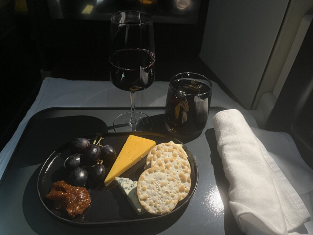 ✈️ Qatar Airways vs. Etihad: Who Wins in Business Class? 🏆✨
Two Gulf giants, two premium experiences—Qsuite or Etihad’s Business Class? 🛏️🍽️ From seats to service, we break it all down so you can choose the best! Read our in-depth review and find out which airline truly delivers luxury in the sky.