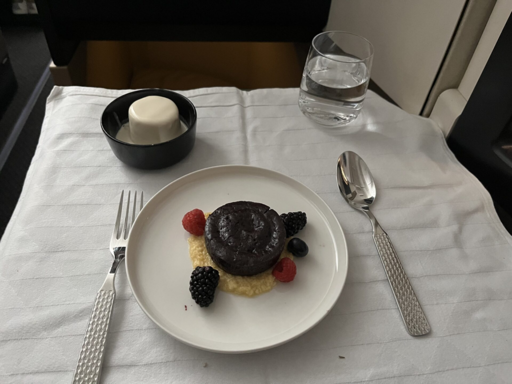 ✈️ Qatar Airways vs. Etihad: Who Wins in Business Class? 🏆✨
Two Gulf giants, two premium experiences—Qsuite or Etihad’s Business Class? 🛏️🍽️ From seats to service, we break it all down so you can choose the best! Read our in-depth review and find out which airline truly delivers luxury in the sky.