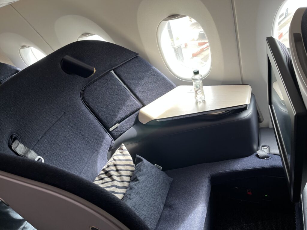✈️ Finnair A350 Business Class – Nordic innovation or Scandinavian frugality? 🤔💺 This non-reclining seat offers a sleek design, direct aisle access & a fully flat bed—but is it truly comfortable for long-haul flights? ✨ Some call it genius, others a cost-cutting compromise. What do you think? 🤷♂️