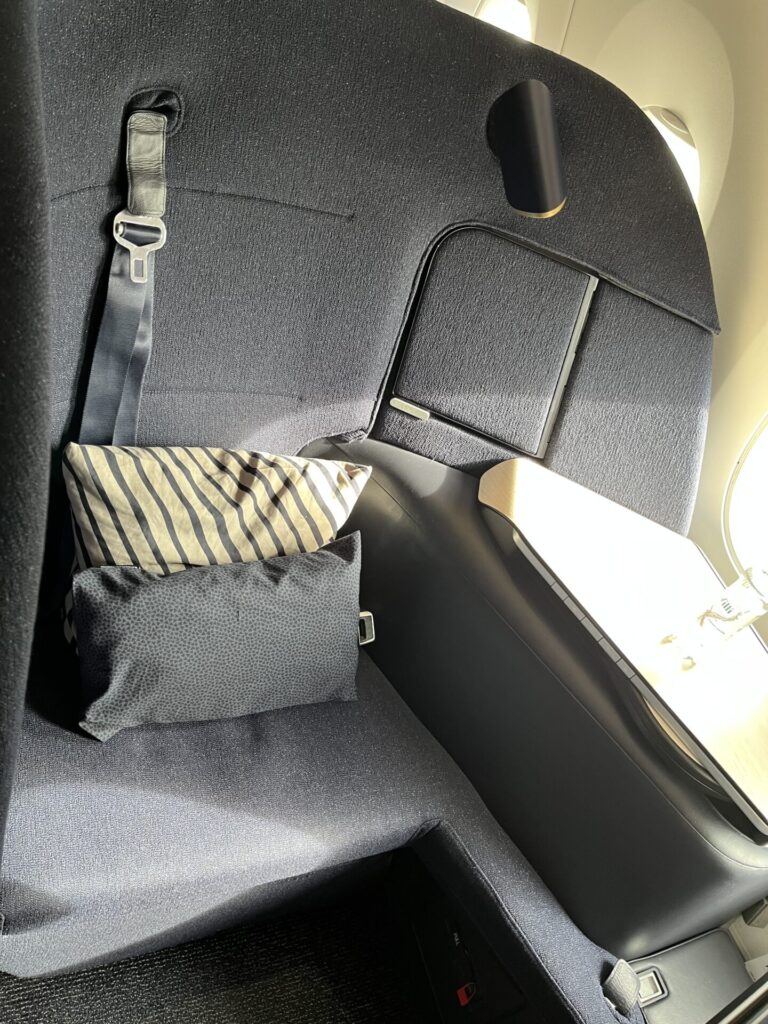 ✈️ Finnair A350 Business Class – Nordic innovation or Scandinavian frugality? 🤔💺 This non-reclining seat offers a sleek design, direct aisle access & a fully flat bed—but is it truly comfortable for long-haul flights? ✨ Some call it genius, others a cost-cutting compromise. What do you think? 🤷♂️