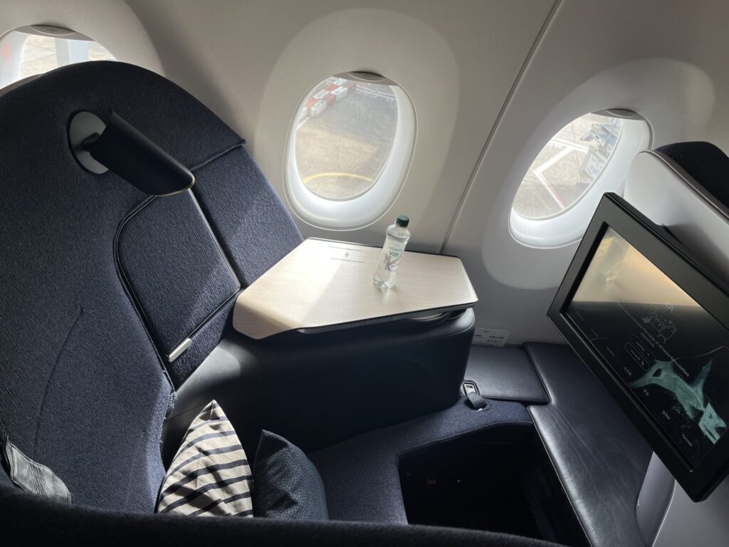 ✈️ Finnair A350 Business Class – Nordic innovation or Scandinavian frugality? 🤔💺 This non-reclining seat offers a sleek design, direct aisle access & a fully flat bed—but is it truly comfortable for long-haul flights? ✨ Some call it genius, others a cost-cutting compromise. What do you think? 🤷♂️