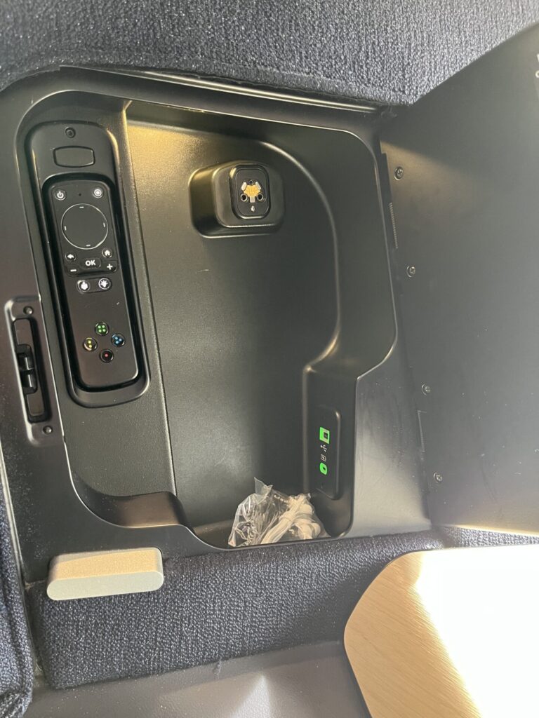 ✈️ Finnair A350 Business Class – Nordic innovation or Scandinavian frugality? 🤔💺 This non-reclining seat offers a sleek design, direct aisle access & a fully flat bed—but is it truly comfortable for long-haul flights? ✨ Some call it genius, others a cost-cutting compromise. What do you think? 🤷♂️