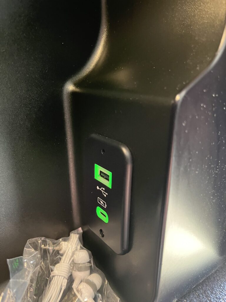 ✈️ Finnair A350 Business Class – Nordic innovation or Scandinavian frugality? 🤔💺 This non-reclining seat offers a sleek design, direct aisle access & a fully flat bed—but is it truly comfortable for long-haul flights? ✨ Some call it genius, others a cost-cutting compromise. What do you think? 🤷♂️