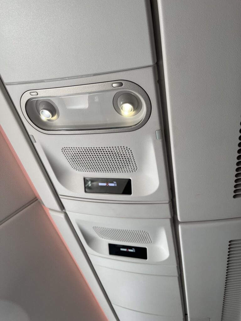 ✈️ Finnair A350 Business Class – Nordic innovation or Scandinavian frugality? 🤔💺 This non-reclining seat offers a sleek design, direct aisle access & a fully flat bed—but is it truly comfortable for long-haul flights? ✨ Some call it genius, others a cost-cutting compromise. What do you think? 🤷♂️