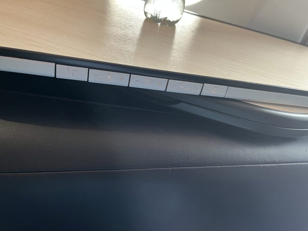 ✈️ Finnair A350 Business Class – Nordic innovation or Scandinavian frugality? 🤔💺 This non-reclining seat offers a sleek design, direct aisle access & a fully flat bed—but is it truly comfortable for long-haul flights? ✨ Some call it genius, others a cost-cutting compromise. What do you think? 🤷♂️