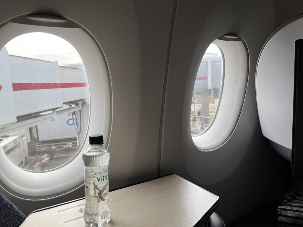 ✈️ Finnair A350 Business Class – Nordic innovation or Scandinavian frugality? 🤔💺 This non-reclining seat offers a sleek design, direct aisle access & a fully flat bed—but is it truly comfortable for long-haul flights? ✨ Some call it genius, others a cost-cutting compromise. What do you think? 🤷♂️