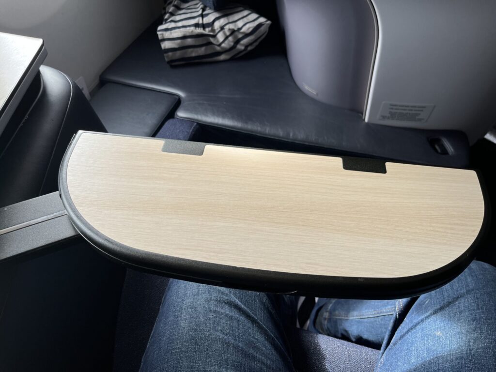 ✈️ Finnair A350 Business Class – Nordic innovation or Scandinavian frugality? 🤔💺 This non-reclining seat offers a sleek design, direct aisle access & a fully flat bed—but is it truly comfortable for long-haul flights? ✨ Some call it genius, others a cost-cutting compromise. What do you think? 🤷♂️