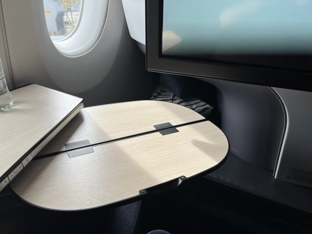 ✈️ Finnair A350 Business Class – Nordic innovation or Scandinavian frugality? 🤔💺 This non-reclining seat offers a sleek design, direct aisle access & a fully flat bed—but is it truly comfortable for long-haul flights? ✨ Some call it genius, others a cost-cutting compromise. What do you think? 🤷♂️