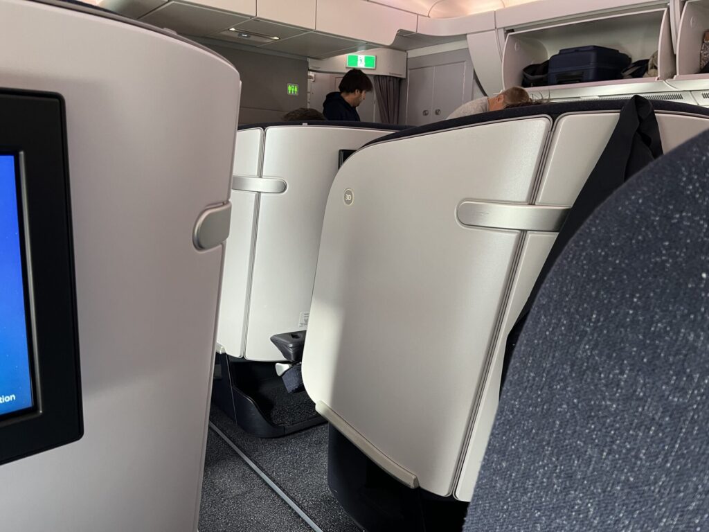 ✈️ Finnair A350 Business Class – Nordic innovation or Scandinavian frugality? 🤔💺 This non-reclining seat offers a sleek design, direct aisle access & a fully flat bed—but is it truly comfortable for long-haul flights? ✨ Some call it genius, others a cost-cutting compromise. What do you think? 🤷♂️